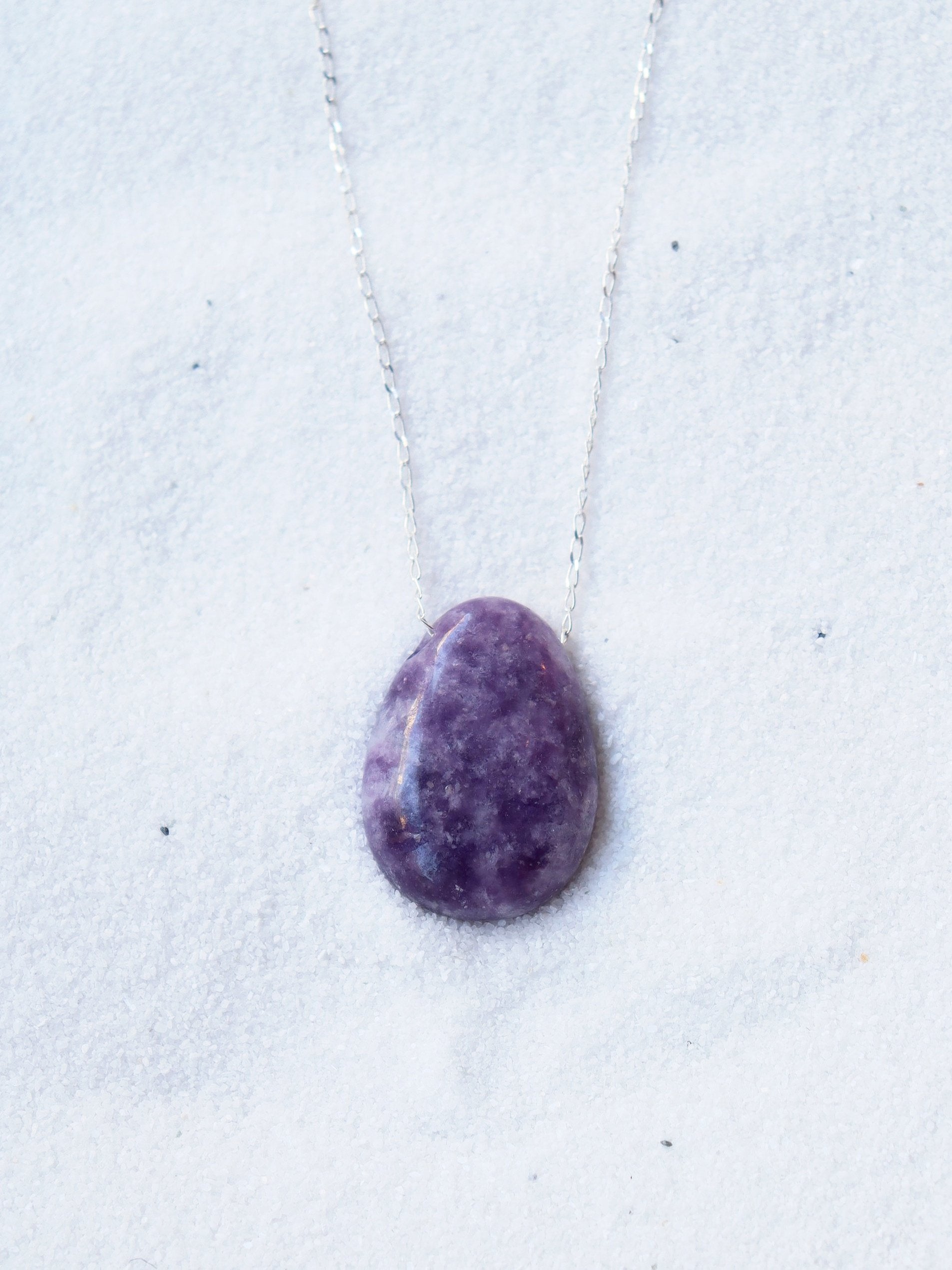Gemme percée Lépidolite 𖢻 Retour à l'essentiel