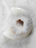 Lune en agate géode blanche vue de face – cristal naturel pour le courage et la chance – SOLYA pierres naturelles Belgique