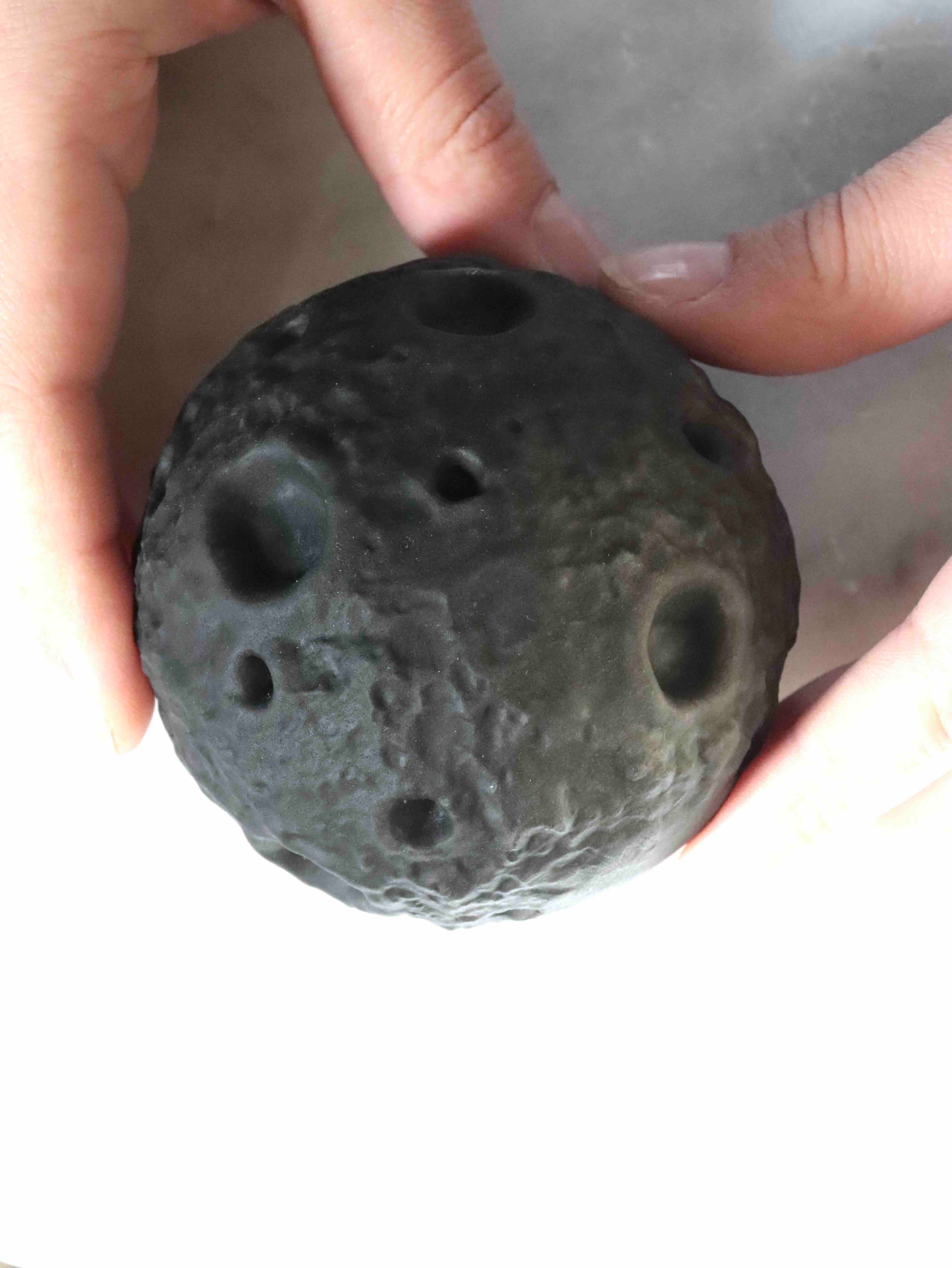 Lune Obsidienne argentée - Pierre pour défaire les blocages & être maître de son destin - SOLYA - Bijoux, Cristaux et mineraux en Belgique - Boutique de pierres naturelles et ethiques