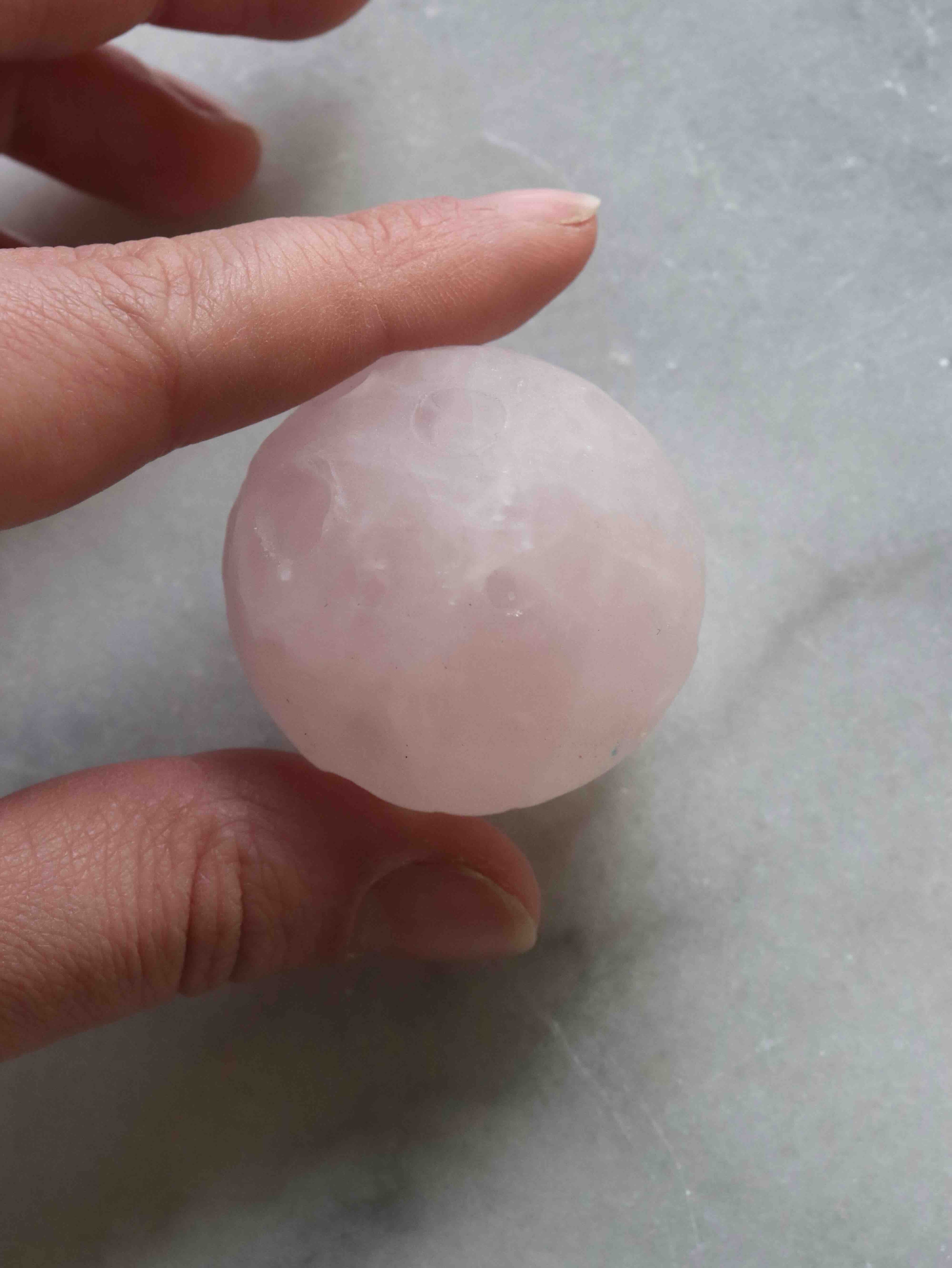 Lune Quartz rose - Pierre pour l'Amour & la douceur - SOLYA - Bijoux, Cristaux et mineraux en Belgique - Boutique de pierres naturelles et ethiques