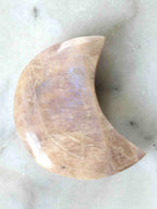 Petite lune sculptée en pierre de lune pêche naturelle, 7 cm, pierre décorative pour le féminin sacré