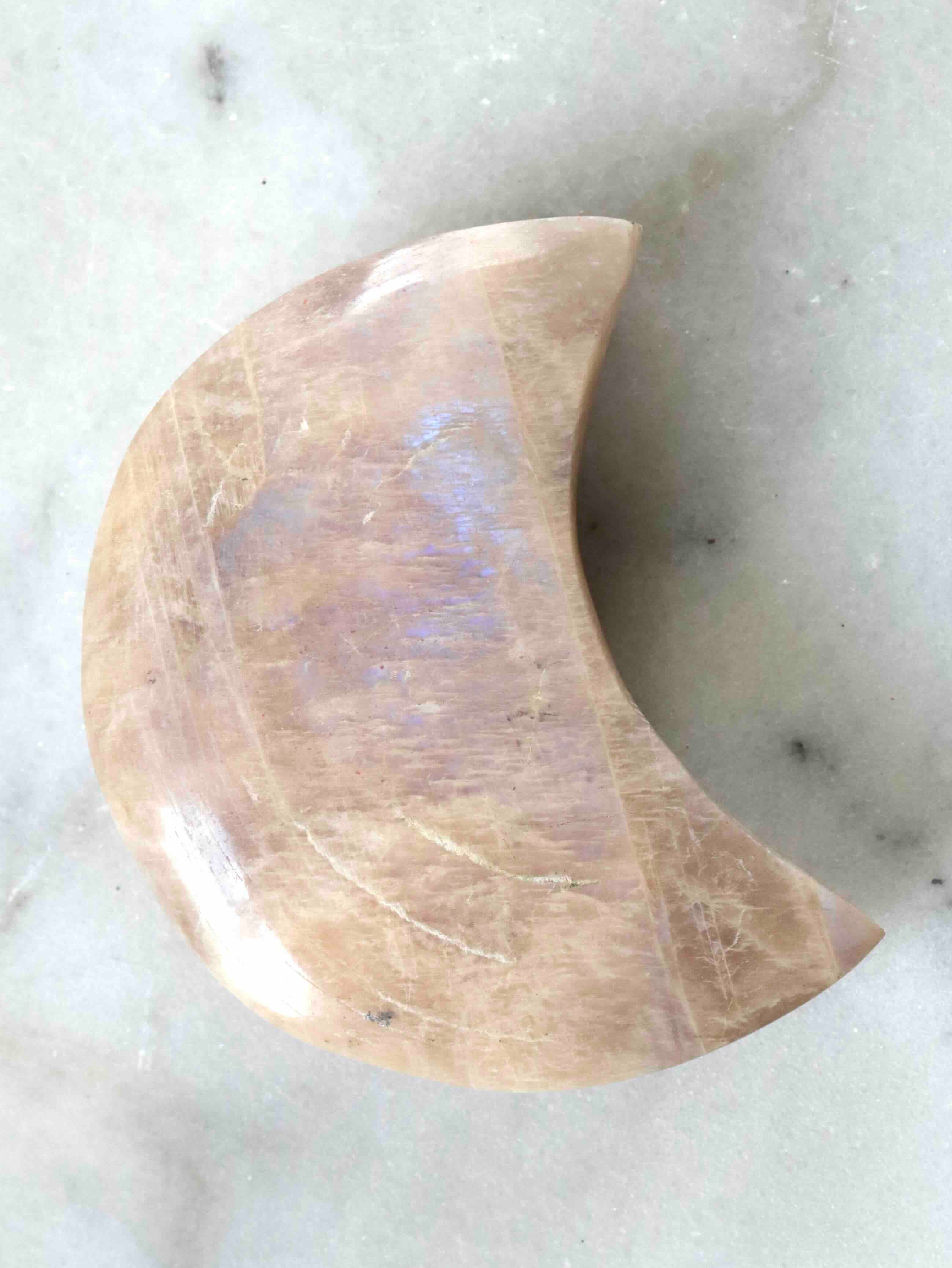 Petite lune sculptée en pierre de lune pêche naturelle, 7 cm, pierre décorative pour le féminin sacré