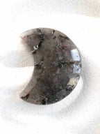 Lune en Quartz à Tourmaline et Mica | Pierre pour ne plus s'autolimiter | Magasin de pierres ethiques & naturelles en Belgique