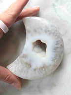 Lune en agate géode tenue dans les mains – taille et cavité cristalline naturelle – pierre naturelle éthique SOLYA Belgique