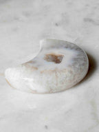 Lune en agate du Brésil vue de profil – pierre naturelle polie avec cavité géode – boutique SOLYA Belgique