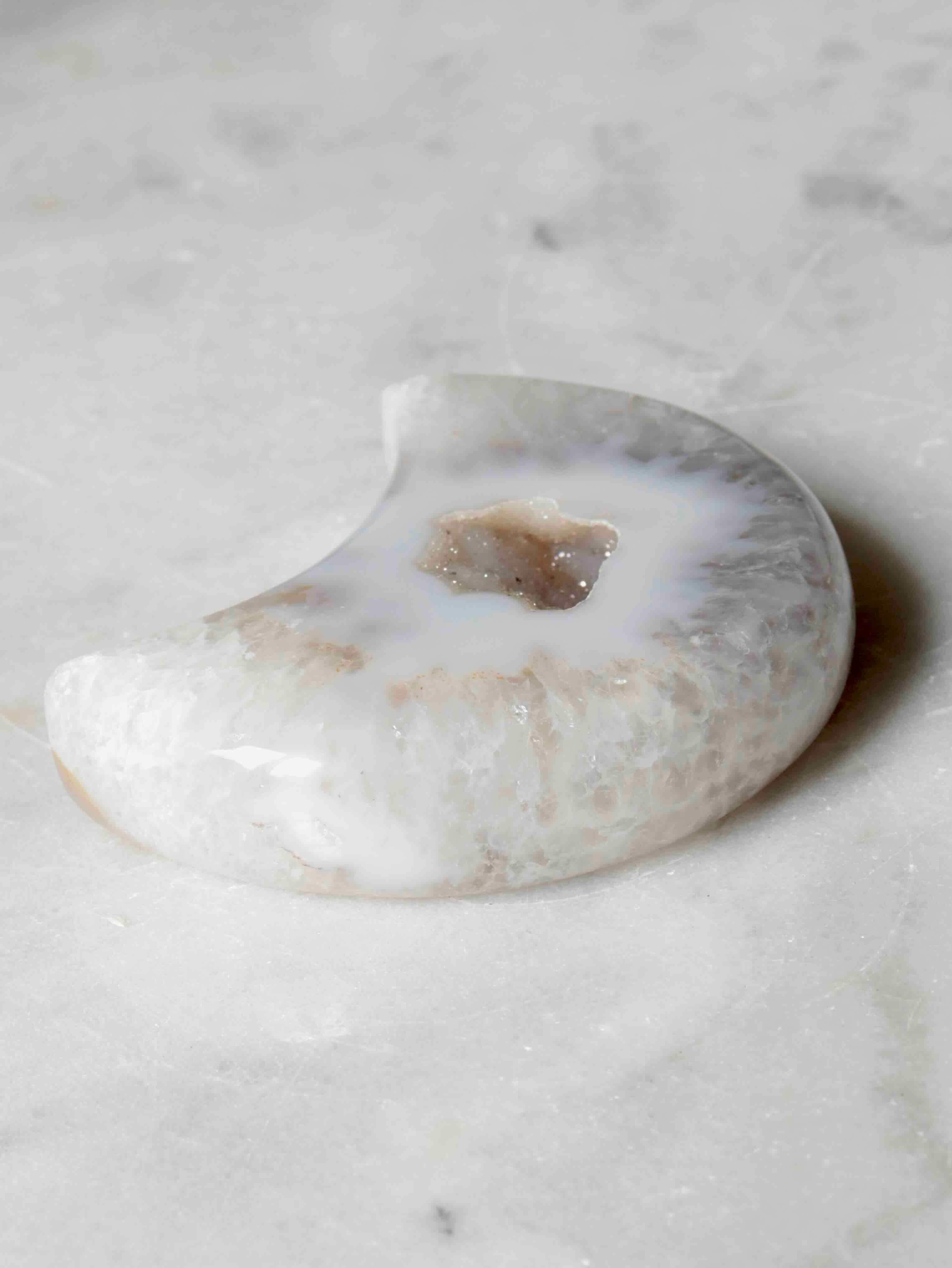 Lune en agate du Brésil vue de profil – pierre naturelle polie avec cavité géode – boutique SOLYA Belgique
