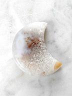 Lune en agate géode vue de dos – surface druzy naturelle blanche et beige – pierre de courage SOLYA