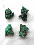 Malachite fibreuse | Pierre pour l'équilibre de l'Âme & la transformation | SOLYA | Eshop de bijoux, cristaux & minéraux | Magasin de pierres éthiques & naturelles en Belgique