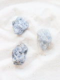 Mini Calcite bleue | Pierre pour s'apaiser et se relaxer | SOLYA | Boutique belge de pierres, bijoux, cristaux et minéraux | Ethique & Traçable