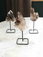 Mini Quartz fumé sur pied - Pierre pour atténuer les émotions & se recentrer - SOLYA - Eshop de lithothérapie - Magasin de pierres éthiques & naturelles en Belgique - Bijoux, cristaux & minéraux