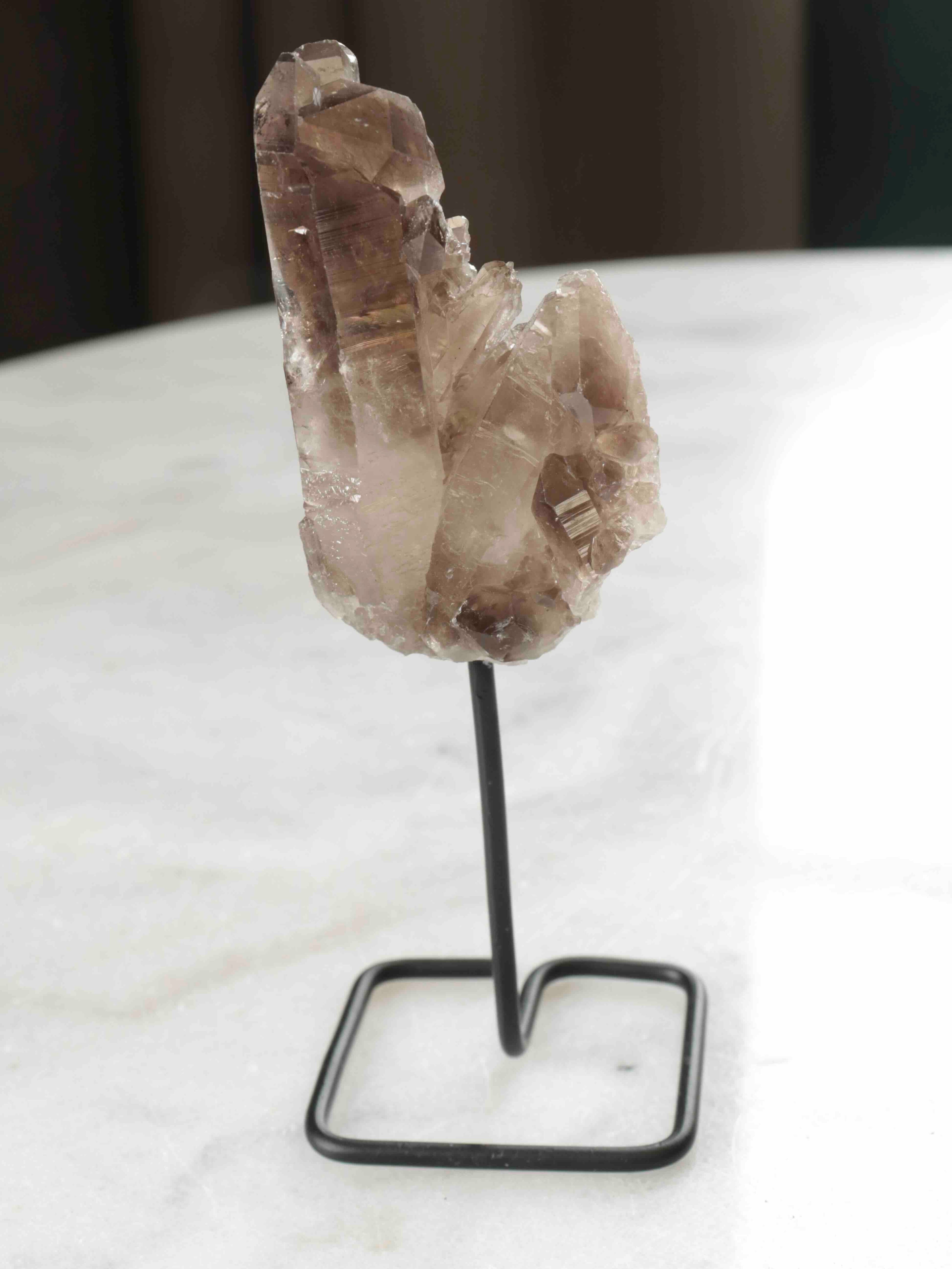 Mini Quartz fumé sur pied - Pierre pour atténuer les émotions & se recentrer - SOLYA - Eshop de lithothérapie - Magasin de pierres éthiques & naturelles en Belgique - Bijoux, cristaux & minéraux