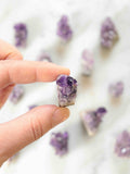 Mini géode d'Améthyste - Pierre pour se détendre & se reconnecter - SOLYA - Bijoux, Cristaux et mineraux en Belgique - Boutique de pierres naturelles et ethiques