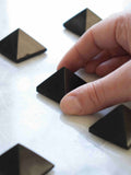 Mini pyramide de Shungite - Pierre pour neutraliser & harmoniser - SOLYA - Bijoux, Cristaux et mineraux en Belgique - Boutique de pierres naturelles et ethiques