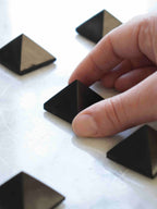 Mini pyramide de Shungite - Pierre pour neutraliser & harmoniser - SOLYA - Bijoux, Cristaux et mineraux en Belgique - Boutique de pierres naturelles et ethiques