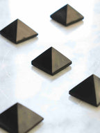 Mini pyramide de Shungite - Pierre pour neutraliser & harmoniser - SOLYA - Bijoux, Cristaux et mineraux en Belgique - Boutique de pierres naturelles et ethiques
