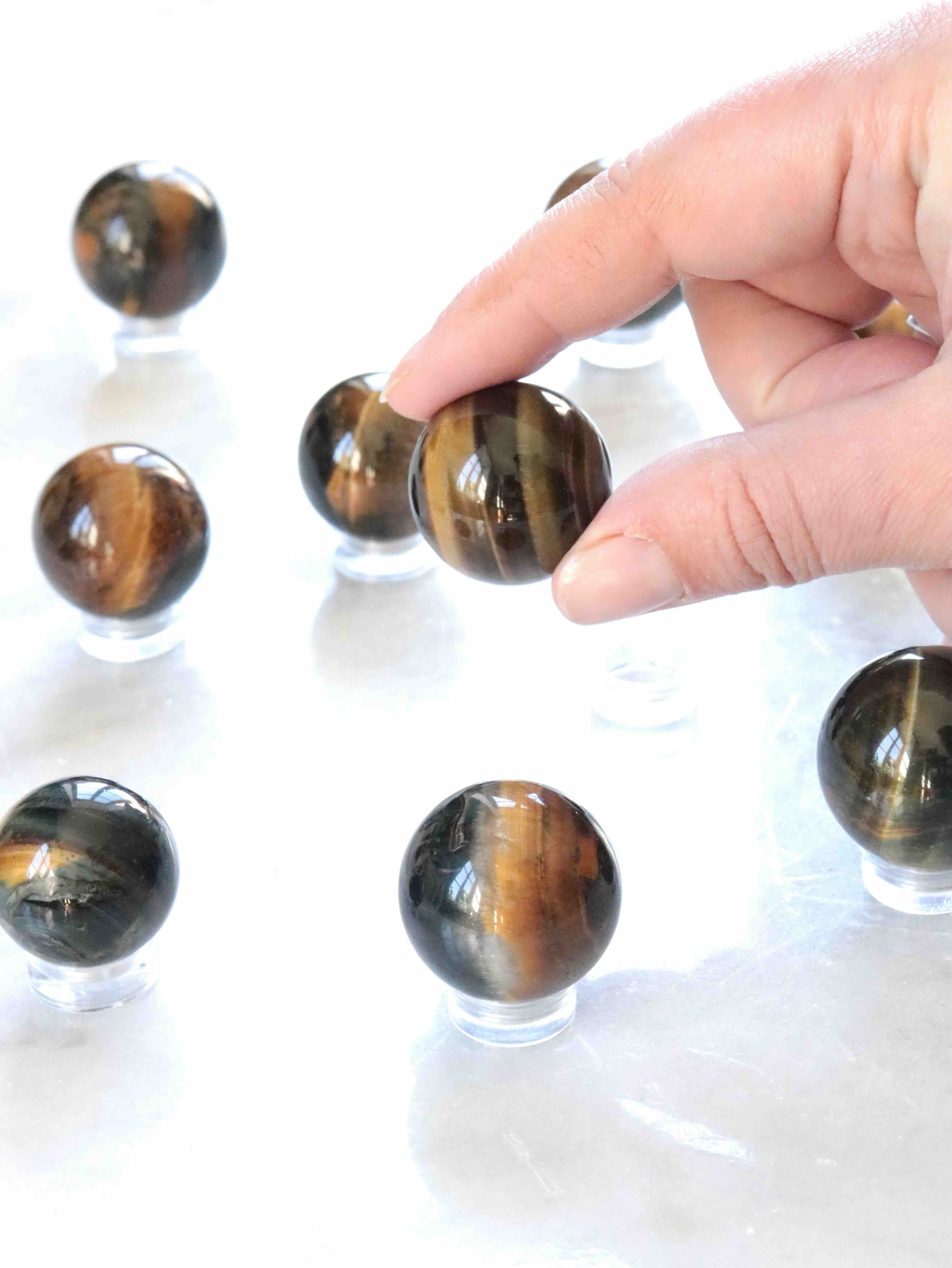 Mini sphères en Œil-de-Faucon - Pierre pour la projection & la concentration - SOLYA - Bijoux, Cristaux et mineraux en Belgique - Boutique de pierres naturelles et ethiques