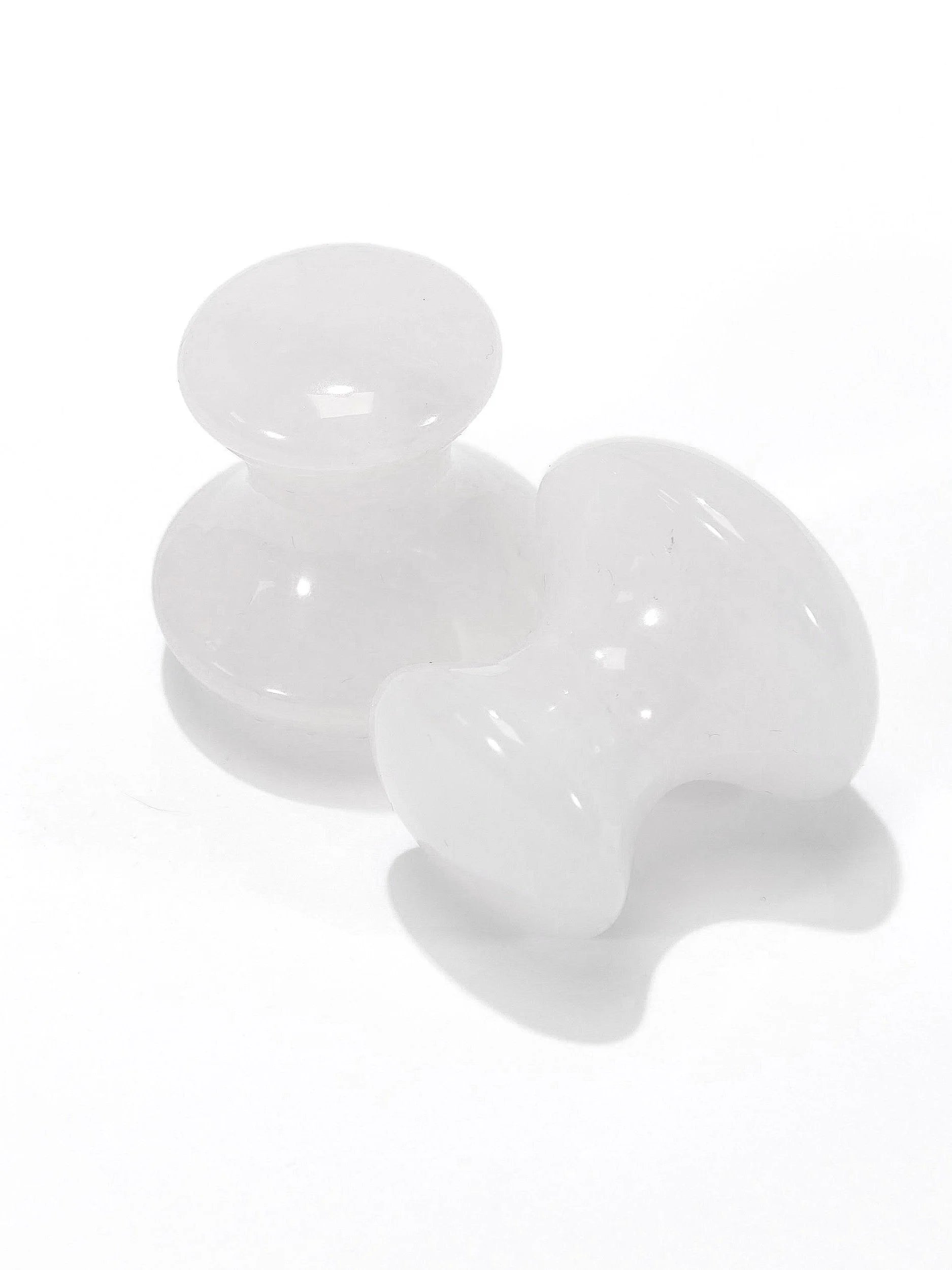 Mushroom en Cristal de Roche | Pierre de massage pour se recentrer sur son intention | SOLYA | Boutique belge de pierres, bijoux, cristaux et minéraux | Ethique & Traçable