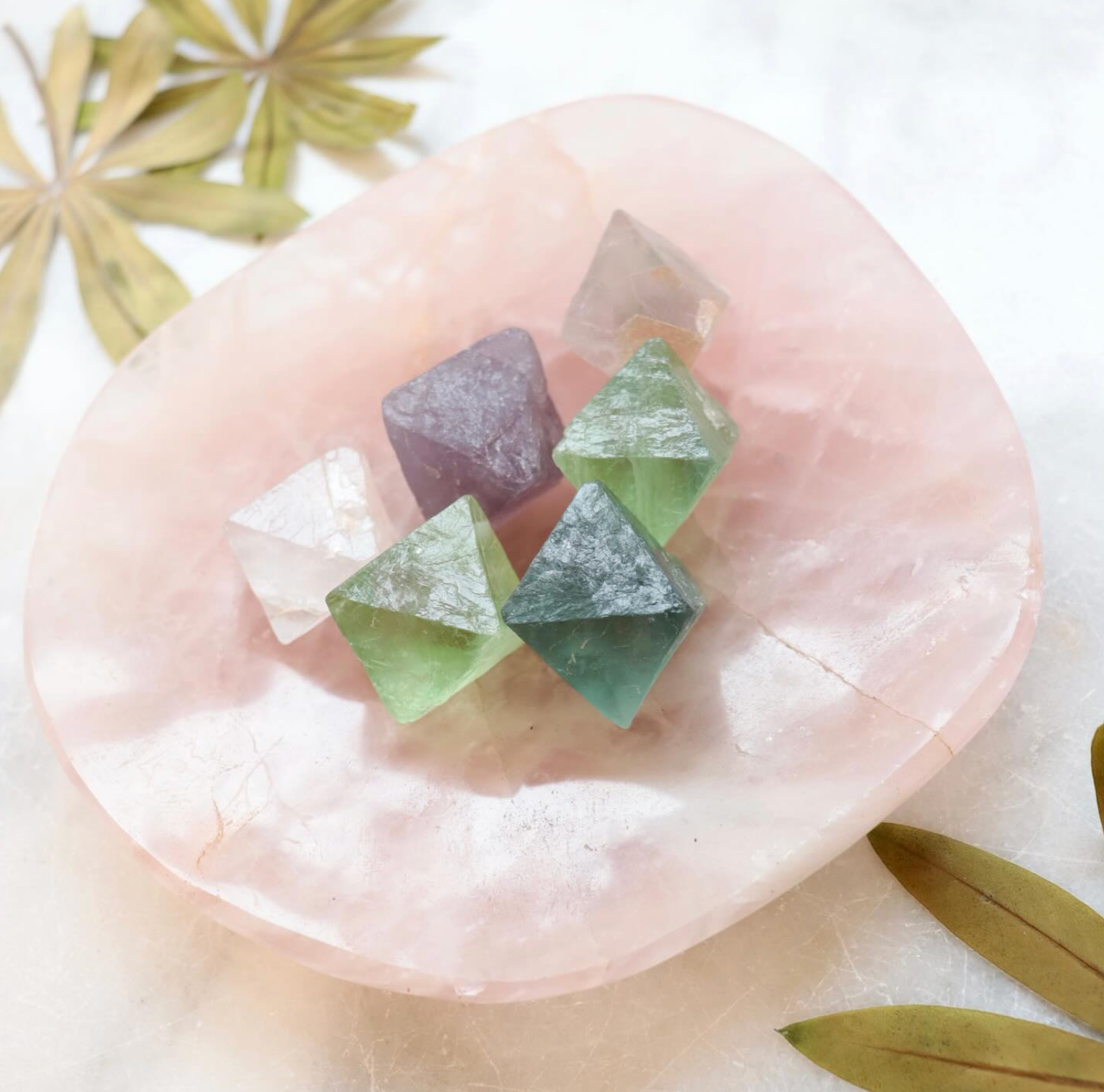 Octaèdre de Fluorite brute l SOLYA l Magasin de bijoux, cristaux & minéraux l Eshop de lithothérapie l Pierres naturelles & éthiques en Belgique