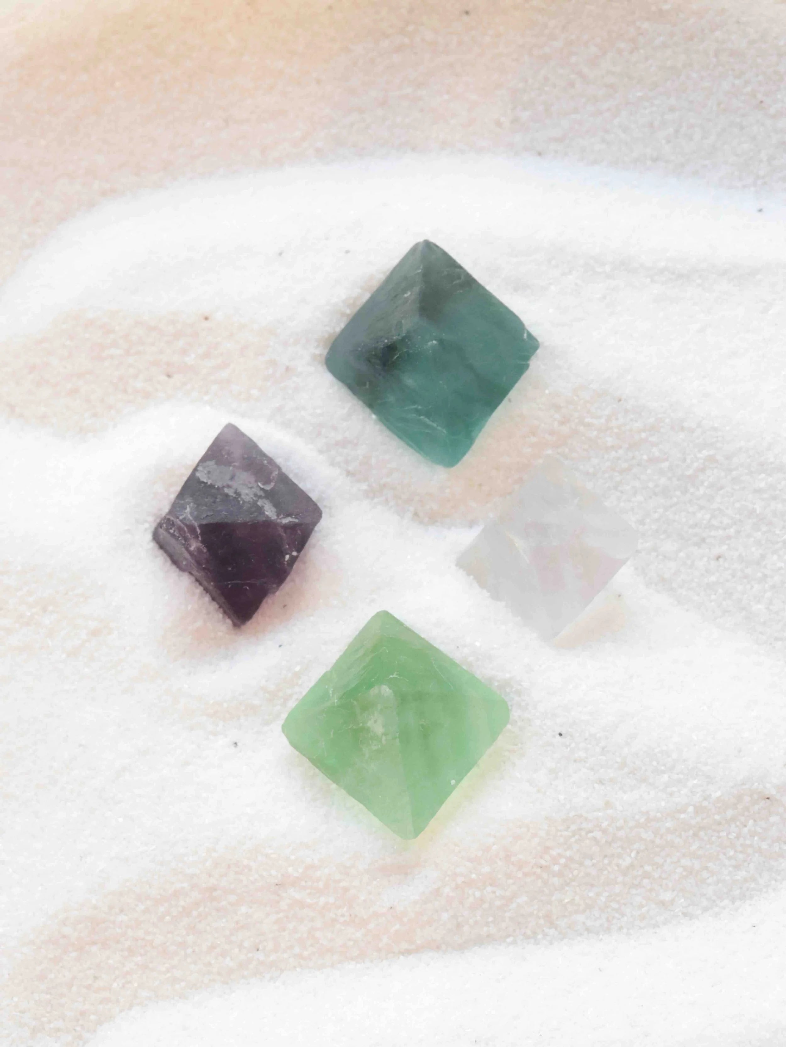 Octaedre brut de Fluorite | Pierre pour se detendre et se reconnecter | SOLYA | Bijoux, pierres, cristaux & minéraux en Belgique | Ethique et naturel