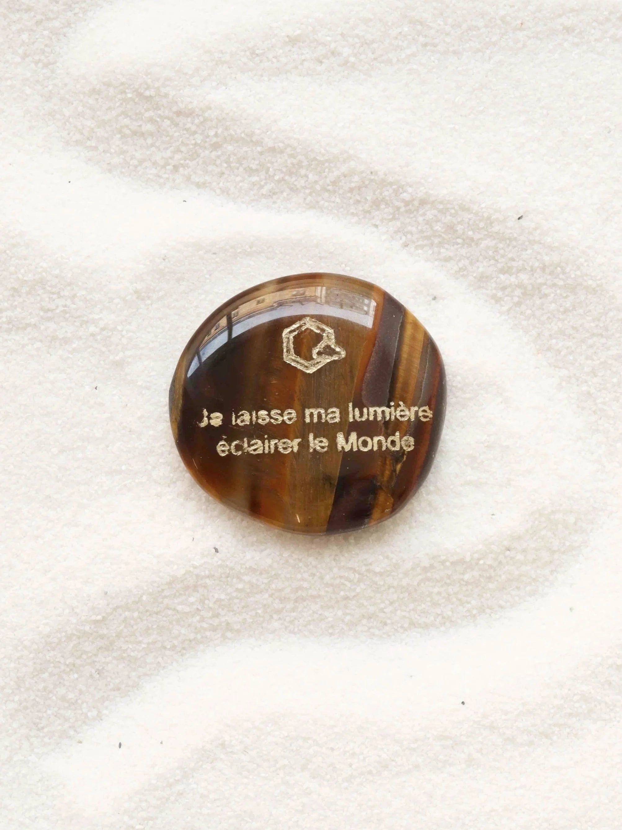 Oeil-de-Tigre grave | Pierre pour laisser briller sa lumiere | SOLYA | Pierres ethiques et naturelles en Belgique | Bijoux, cristaux et mineraux
