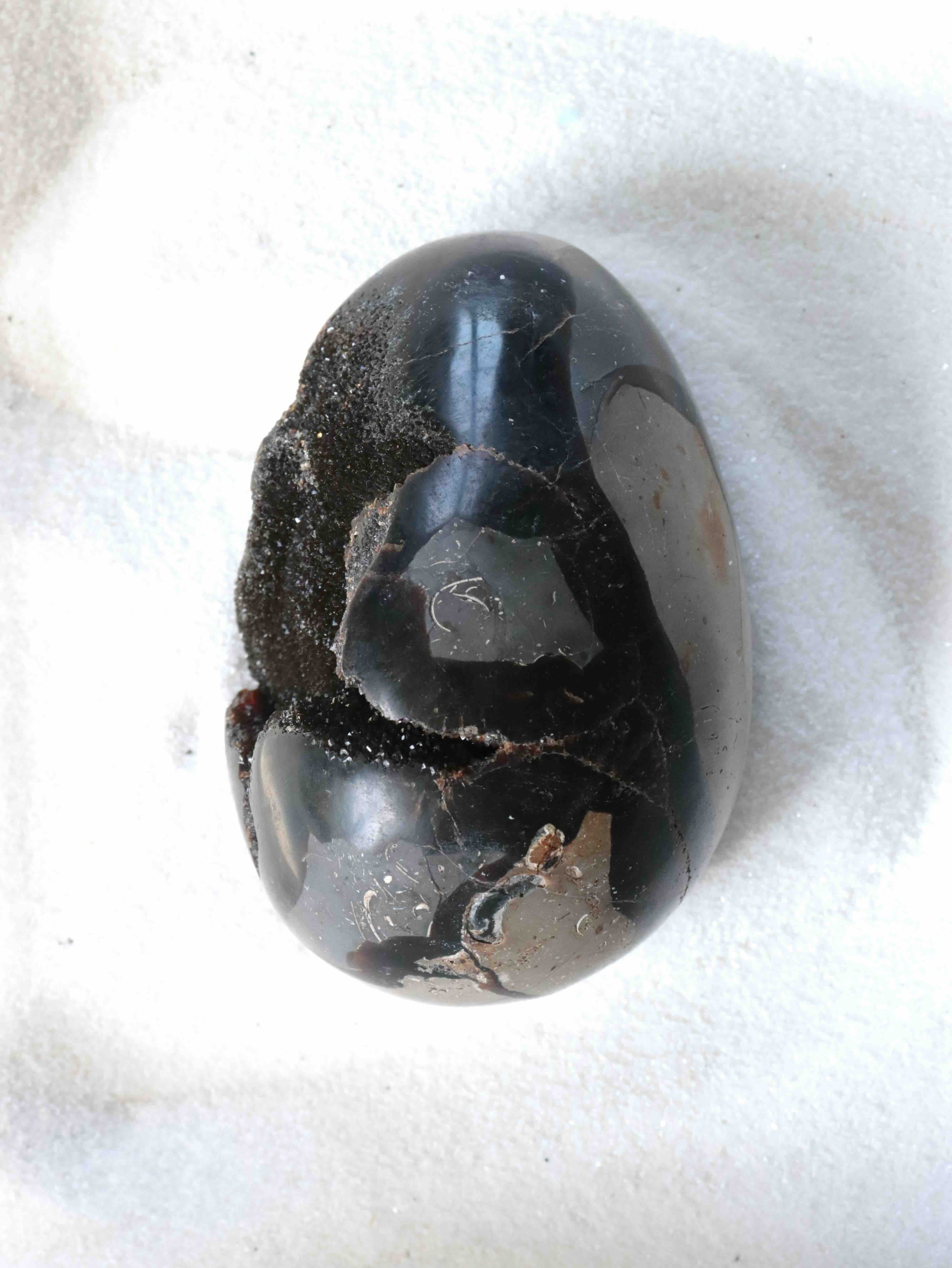 Œuf en Septaria sauvage, gemme ancienne aux sédiments marins et veines de Calcite jaune, façonnée à la main – SOLYA, pierres naturelles et éthiques en Belgique