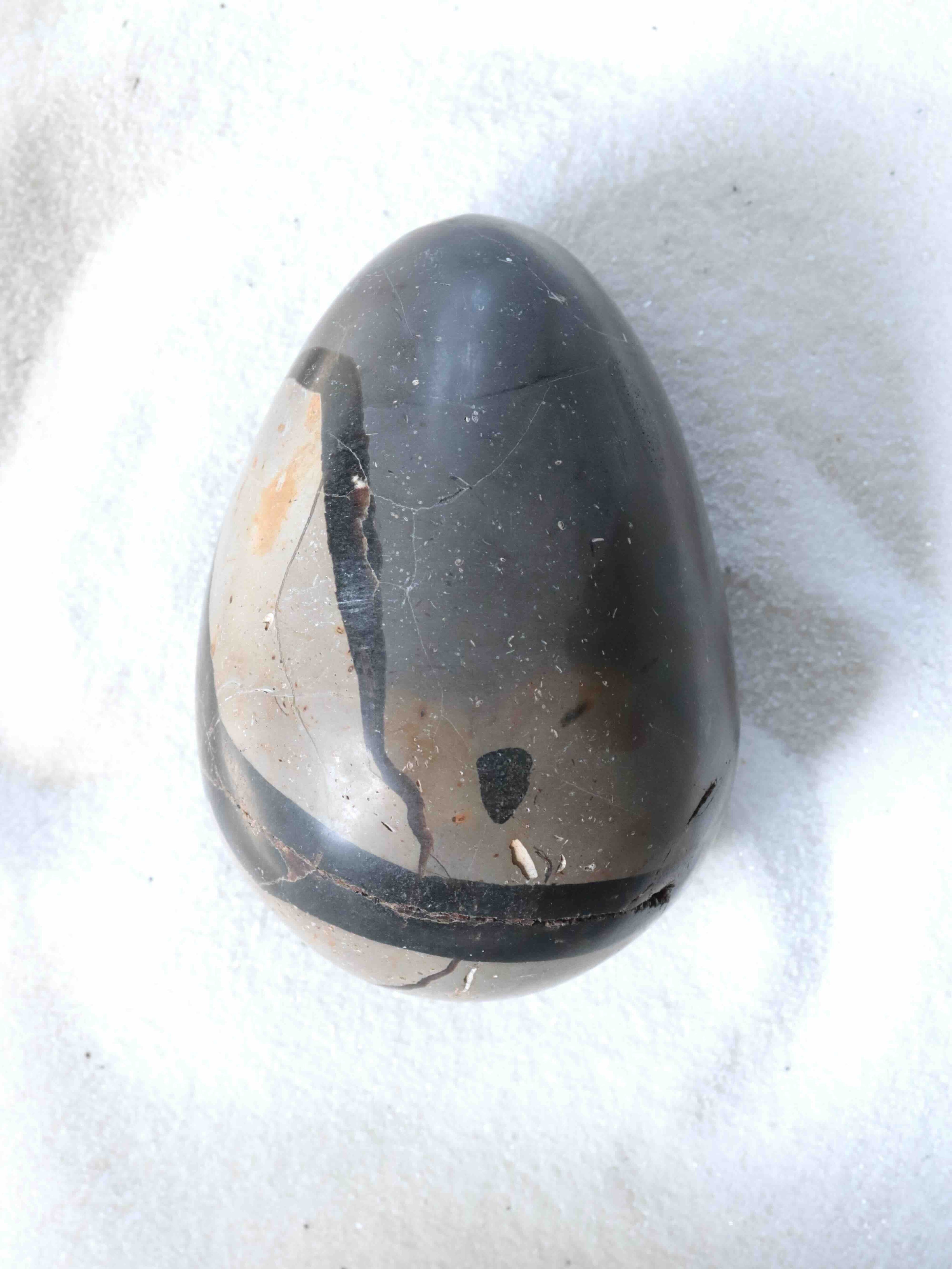 Œuf en Septaria sauvage de Madagascar, roche millénaire de Calcaire et Calcite, idéale pour harmoniser une pièce – SOLYA, Belgique