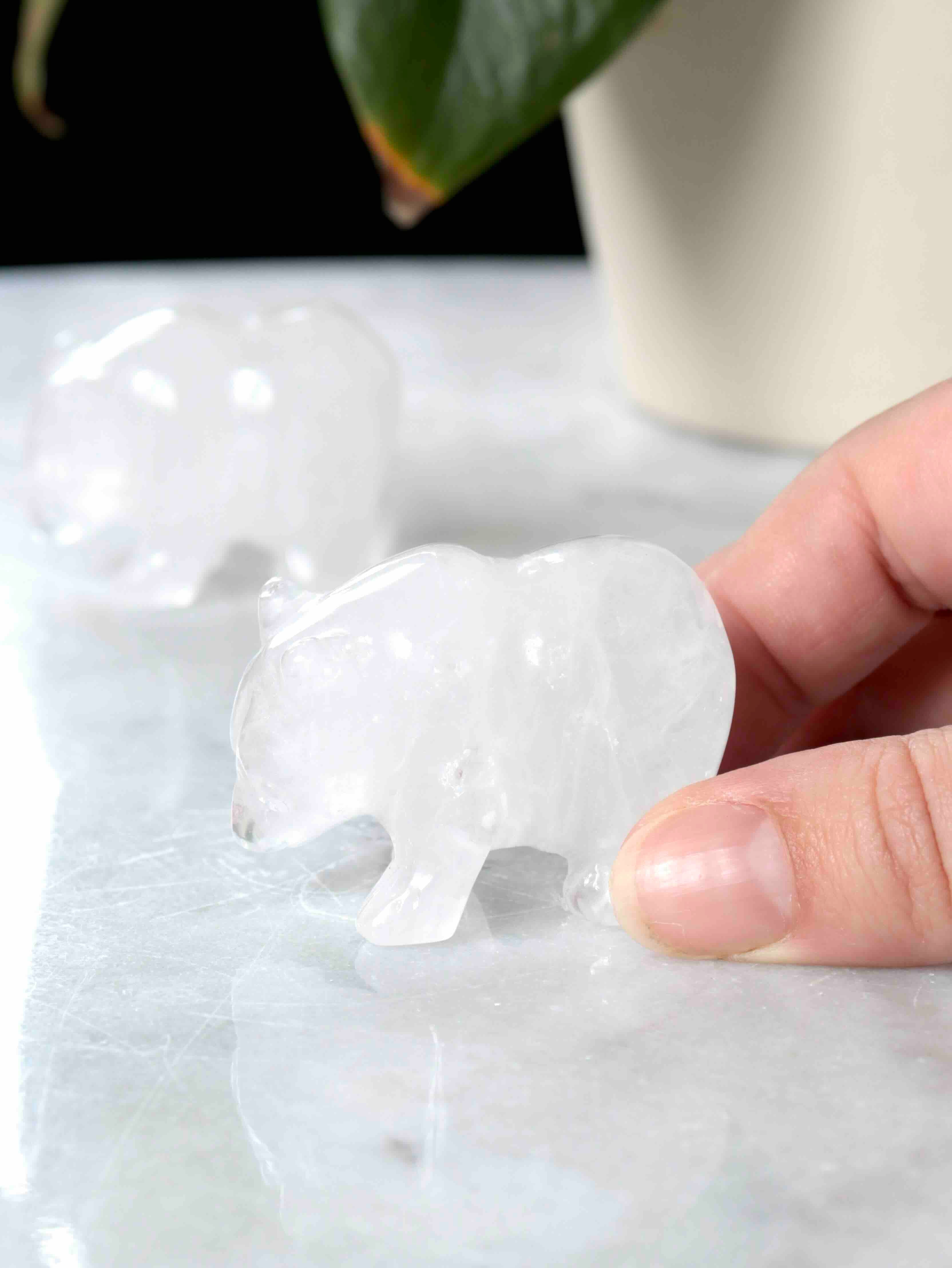 Ours en cristal de roche tenu dans les doigts – sculpture miniature en quartz blanc translucide – pierre éthique SOLYA