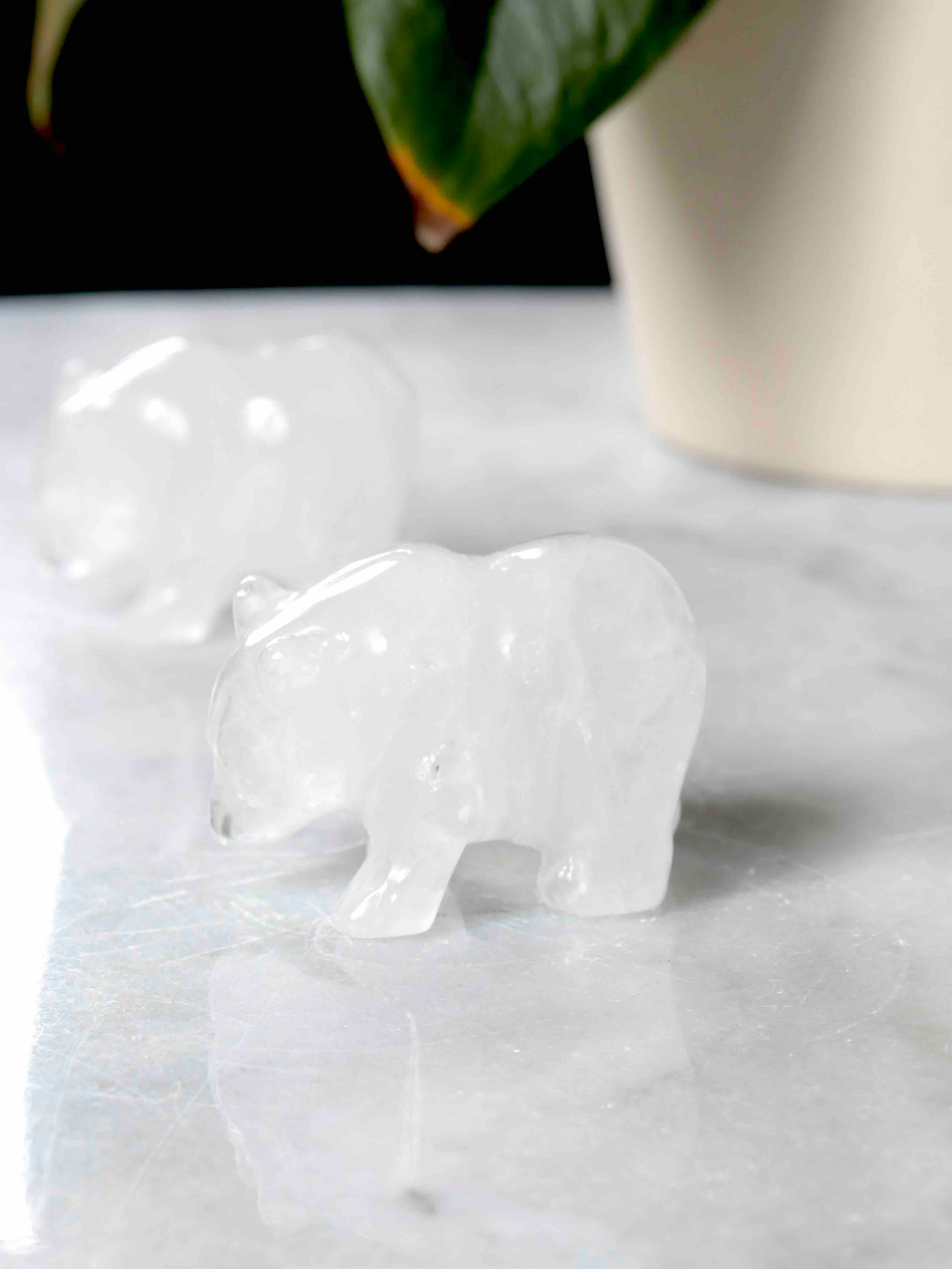 Ours en cristal de roche de profil – sculpture en quartz blanc naturel du Brésil – pierre de recentrage SOLYA Belgique