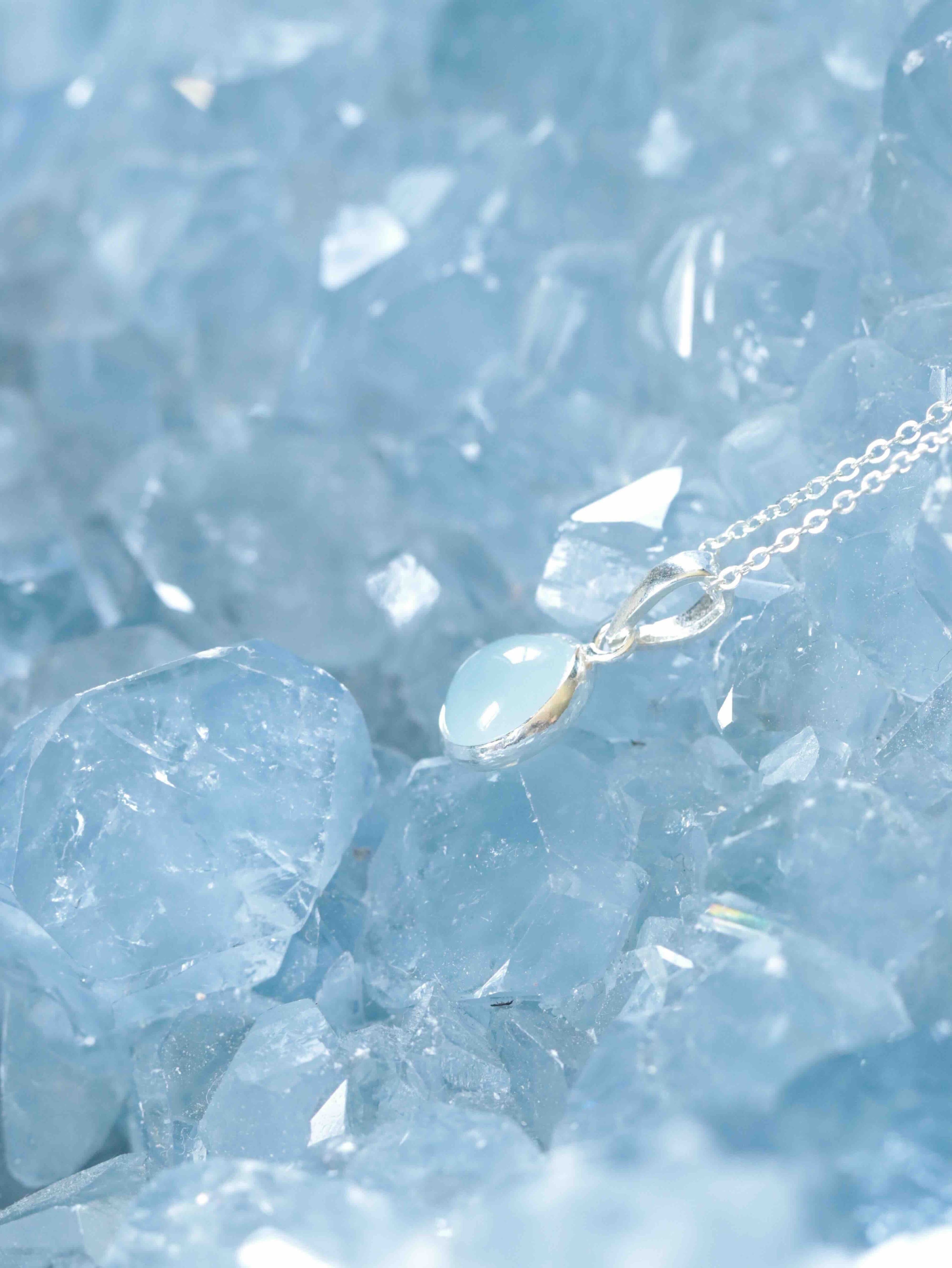  Pendentif Aigue-Marine cabochon du Brésil & Argent 925 - Pierre pour communiquer & être apaisé- SOLYA - Bijoux, Cristaux et mineraux en Belgique - Boutique de pierres naturelles et ethiques