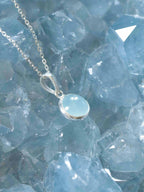 Pendentif Aigue-Marine cabochon du Brésil & Argent 925 - Pierre pour communiquer & être apaisé- SOLYA - Bijoux, Cristaux et mineraux en Belgique - Boutique de pierres naturelles et ethiques