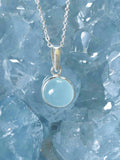 Pendentif Aigue-Marine cabochon du Brésil & Argent 925 - Pierre pour communiquer & être apaisé- SOLYA - Bijoux, Cristaux et mineraux en Belgique - Boutique de pierres naturelles et ethiques