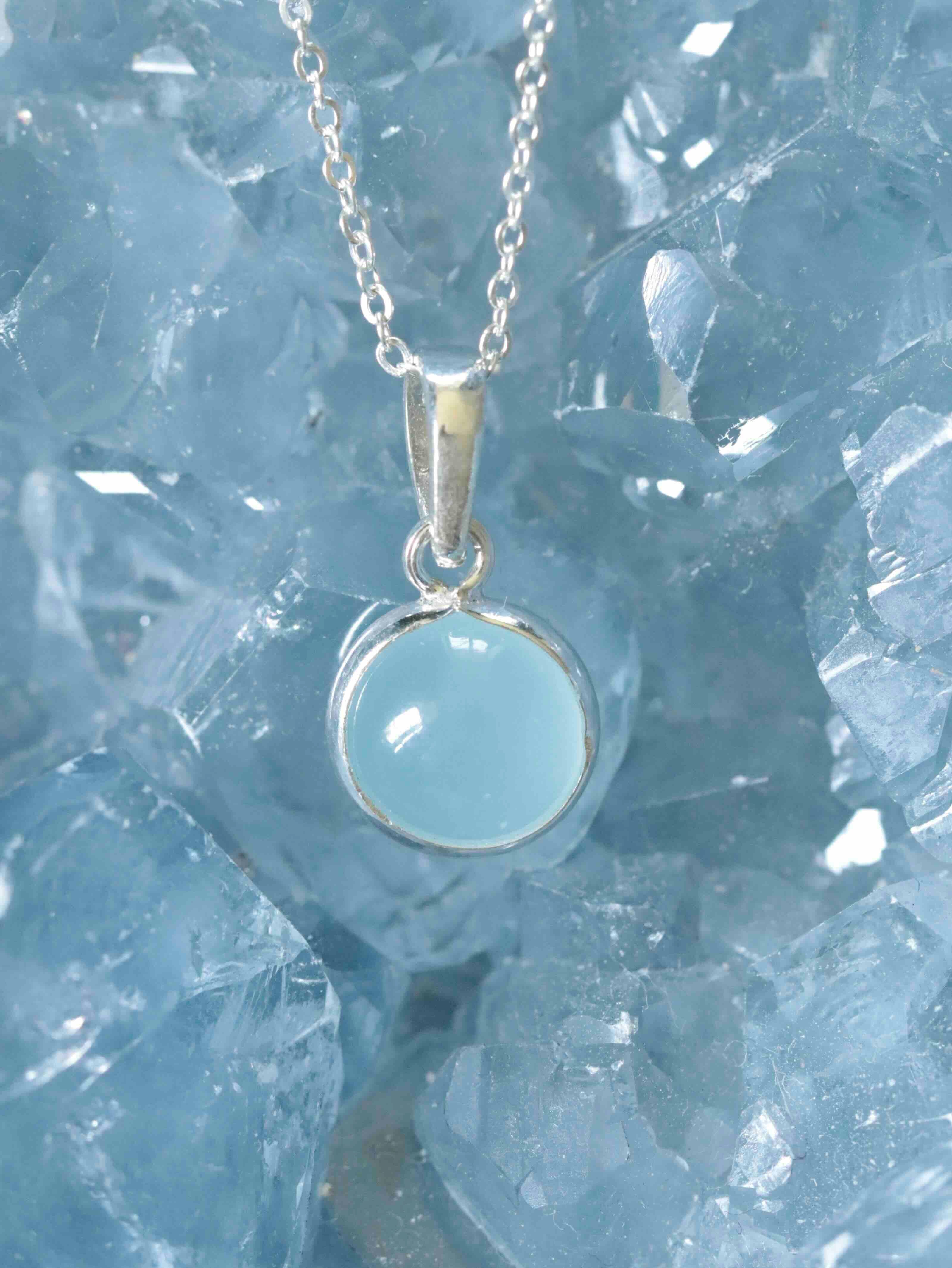 Pendentif Aigue-Marine cabochon du Brésil & Argent 925 - Pierre pour communiquer & être apaisé- SOLYA - Bijoux, Cristaux et mineraux en Belgique - Boutique de pierres naturelles et ethiques