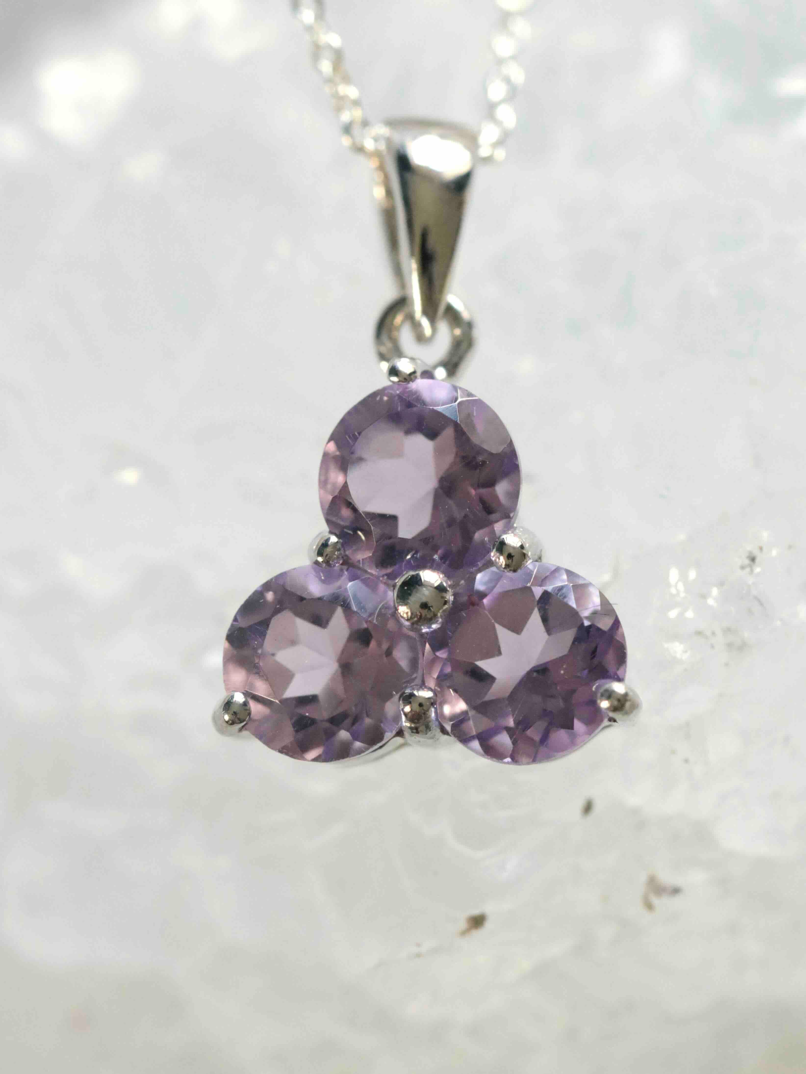 Pendentif Améthyste & Argent 925 - Pierre pour se détendre & se reconnecter - SOLYA - Eshop de lithothérapie - Magasin de pierres éthiques & naturelles en Belgique - Bijoux, cristaux & minéraux