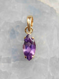 Pendentif en améthyste violette facettée, taille marquise, serti à griffes en argent 925 plaqué or, vu de face.