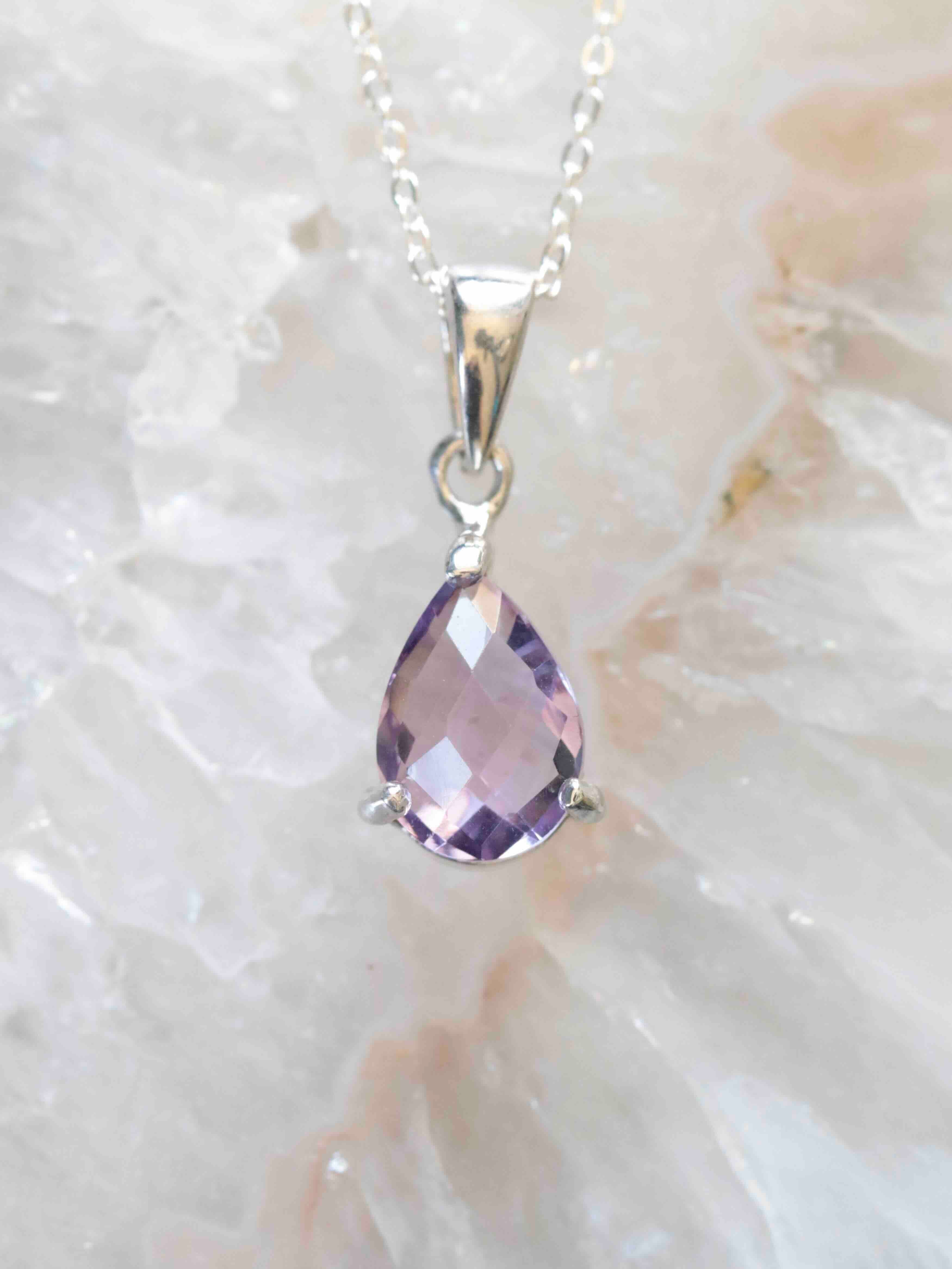 Pendentif Améthyste du Brésil & Argent 925 - Pierre pour se détendre & se reconnecter - SOLYA - Eshop de lithothérapie - Magasin de pierres éthiques & naturelles en Belgique - Bijoux, cristaux & minéraux