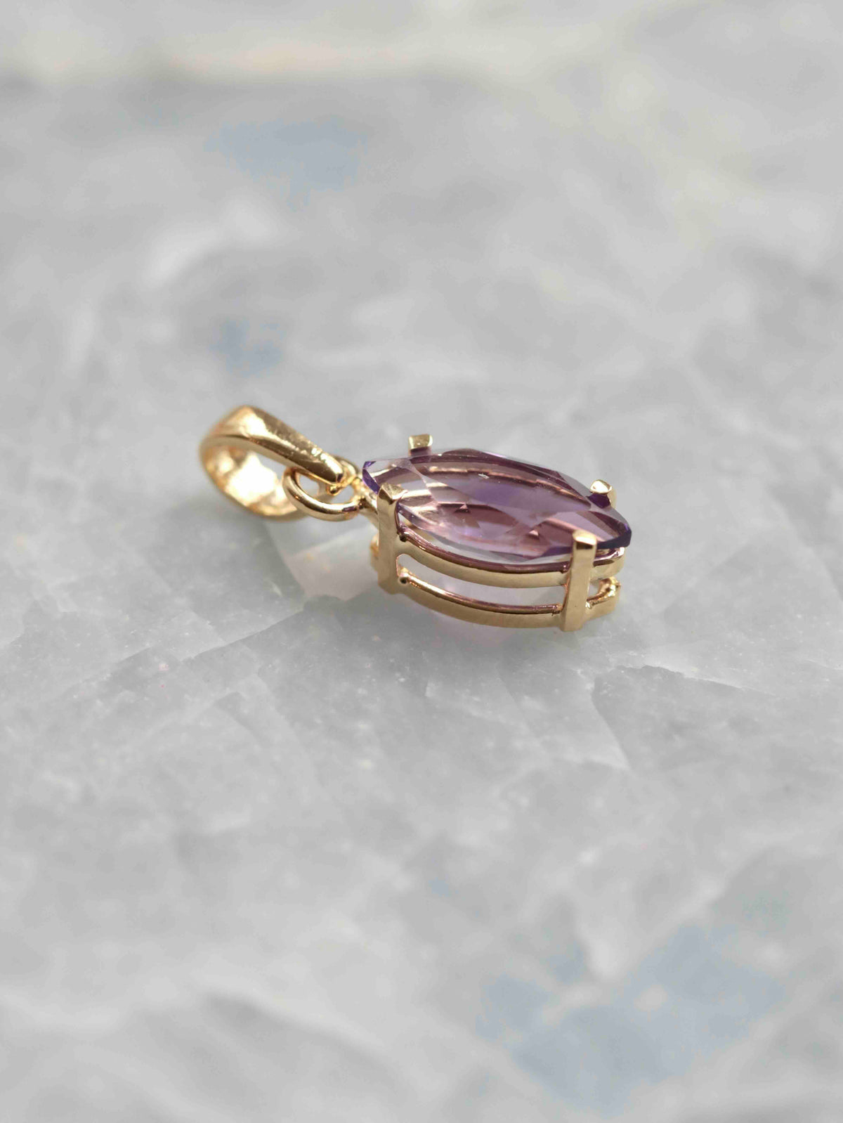 Vue de profil du pendentif en améthyste taille marquise, montrant la monture ajourée et la bélière en argent 925 plaqué or.
