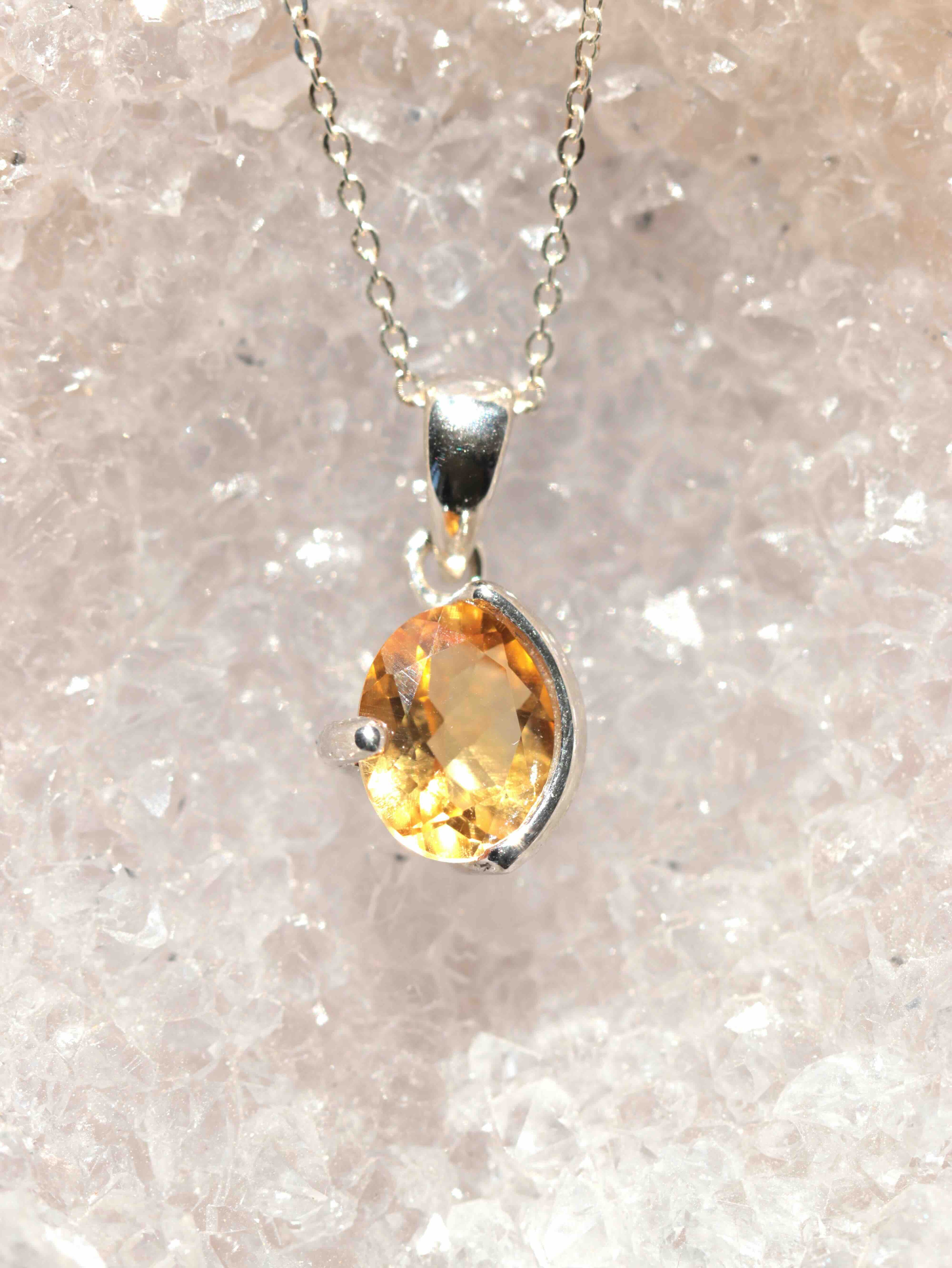 Pendentif Citrine du Brésil & Argent 925 - Pierre pour la joie - SOLYA - Bijoux, Cristaux et mineraux en Belgique - Boutique de pierres naturelles et ethiques