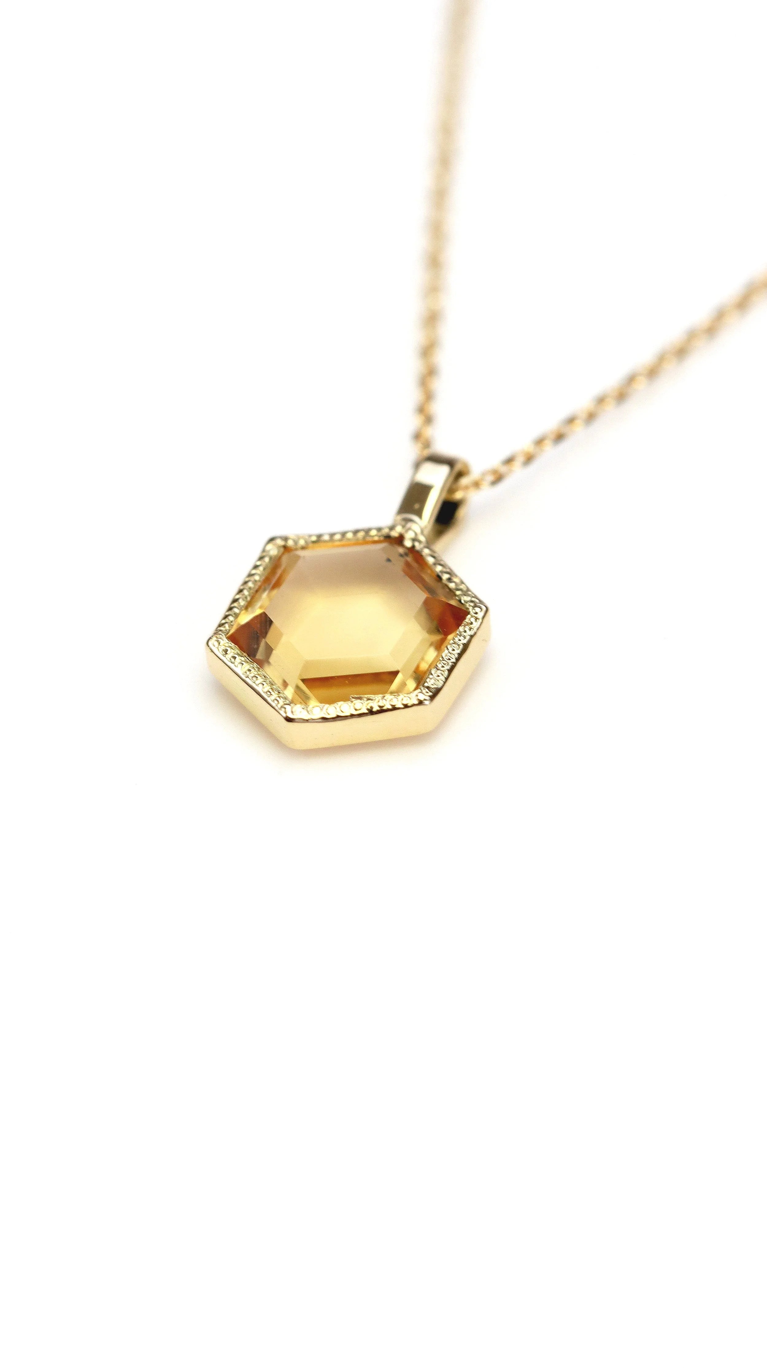 Pendentif Citrine et Or 18ct | Pierre pour l'abondance solaire et la renaissance | SOLYA | Pierres ethiques et naturelles en Belgique | Bijoux, cristaux et mineraux