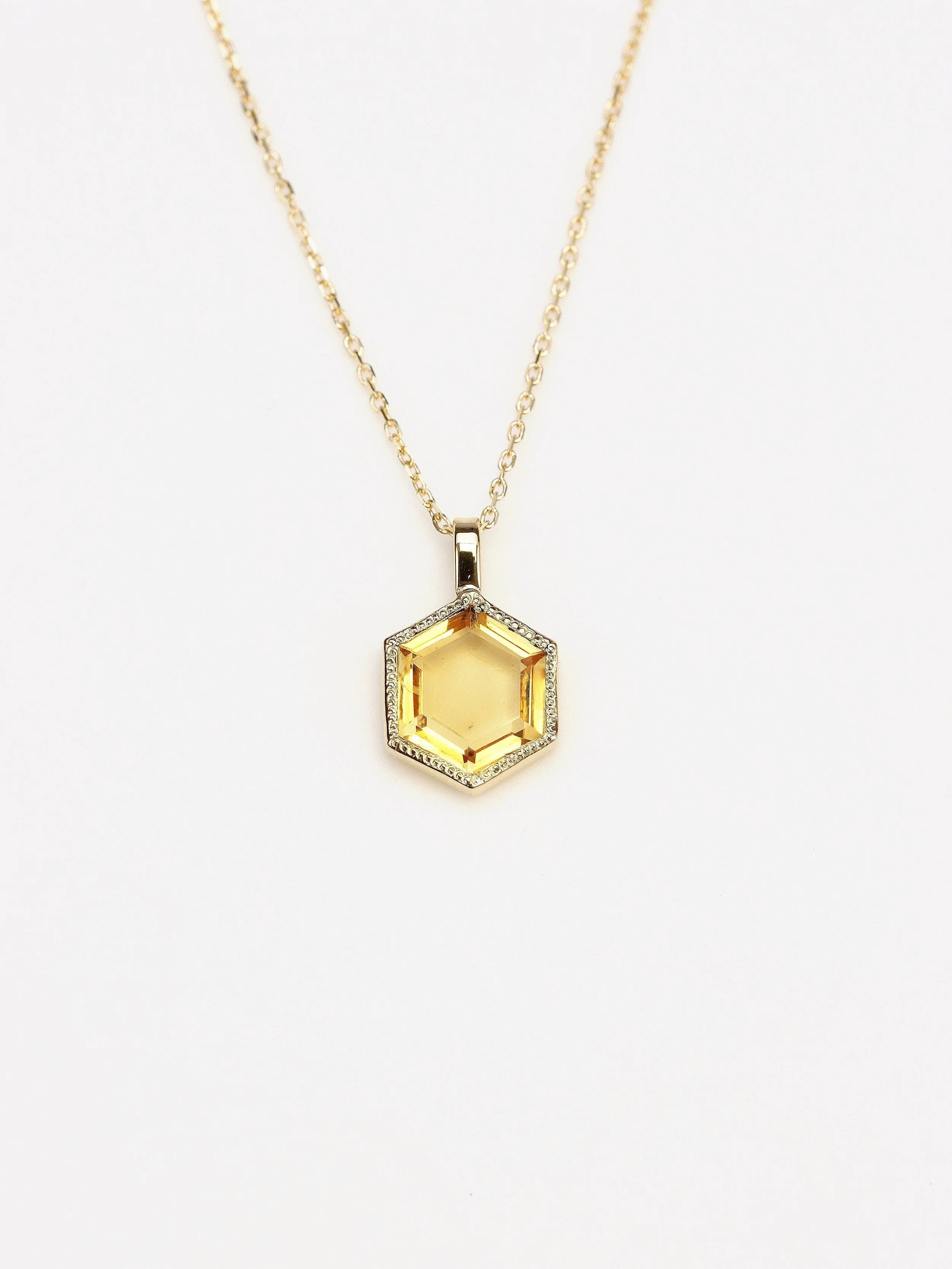 Pendentif Citrine et Or 18ct | Pierre pour l'abondance solaire et la renaissance | SOLYA | Pierres ethiques et naturelles en Belgique | Bijoux, cristaux et mineraux