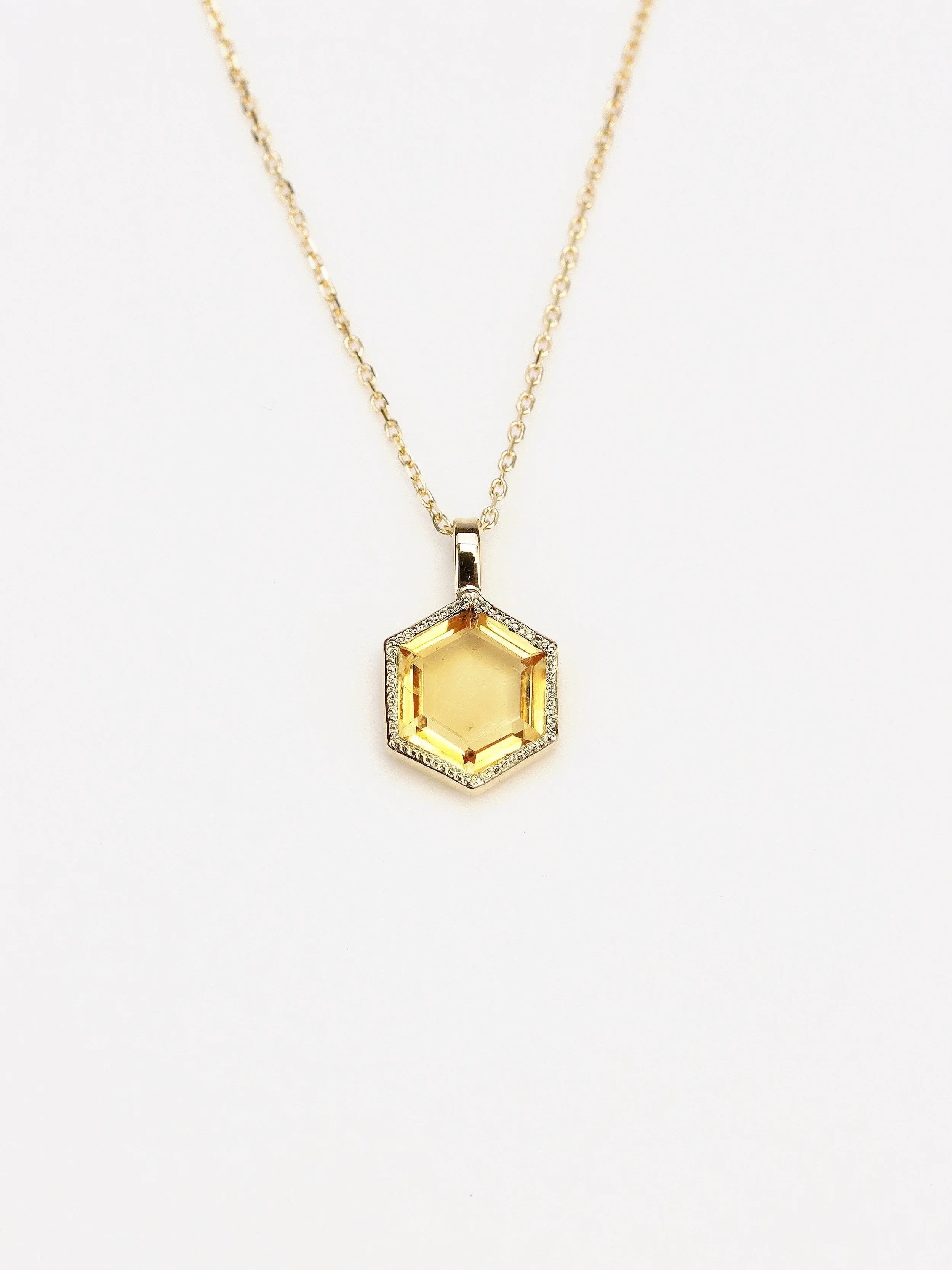Pendentif Citrine et Or 18ct | Pierre pour l'abondance solaire et la renaissance | SOLYA | Pierres ethiques et naturelles en Belgique | Bijoux, cristaux et mineraux