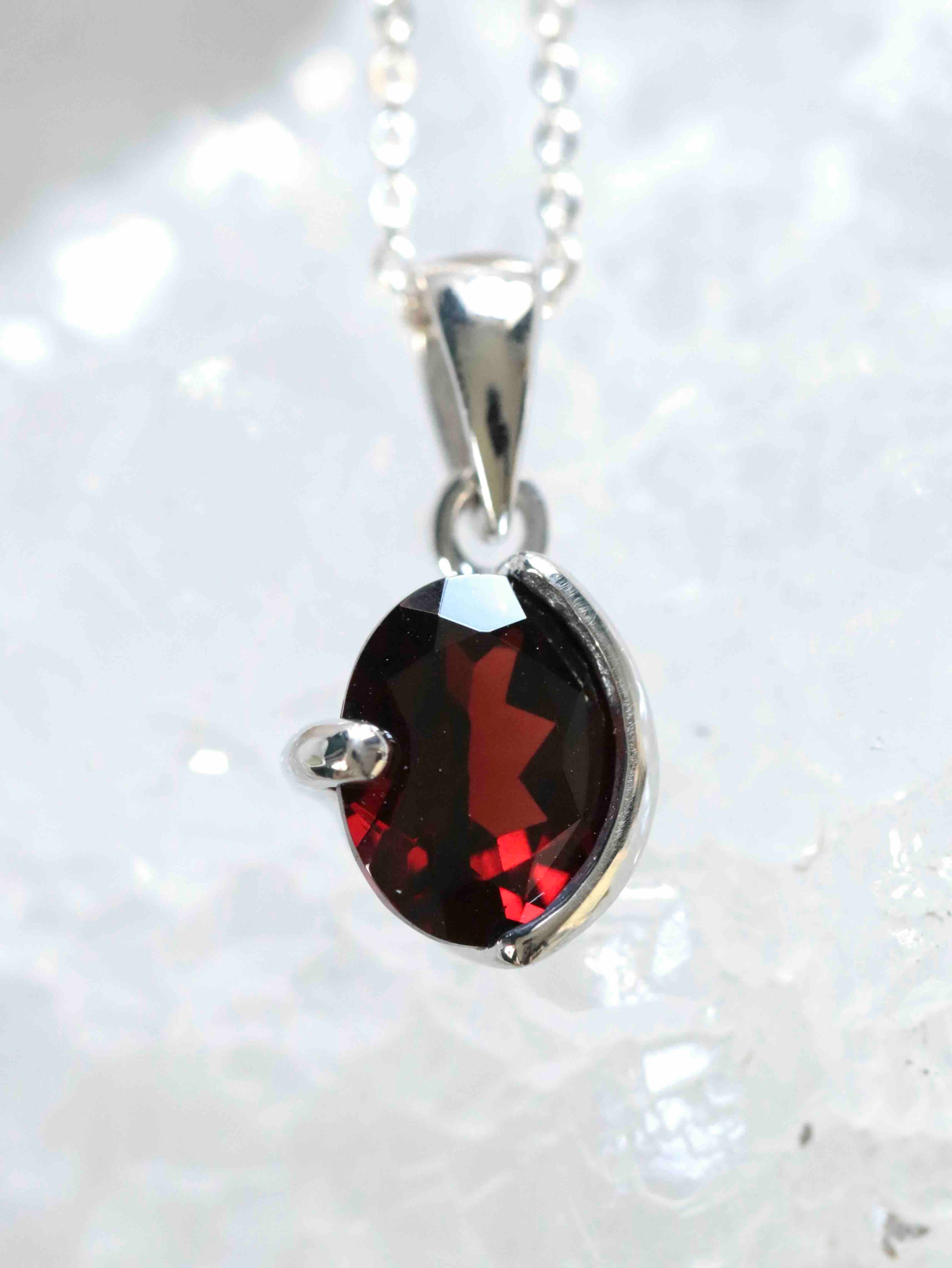 Pendentif Grenat & Argent 925 - Pierre pour la force & la joie - SOLYA - Bijoux, Cristaux et mineraux en Belgique - Boutique de pierres naturelles et ethiques