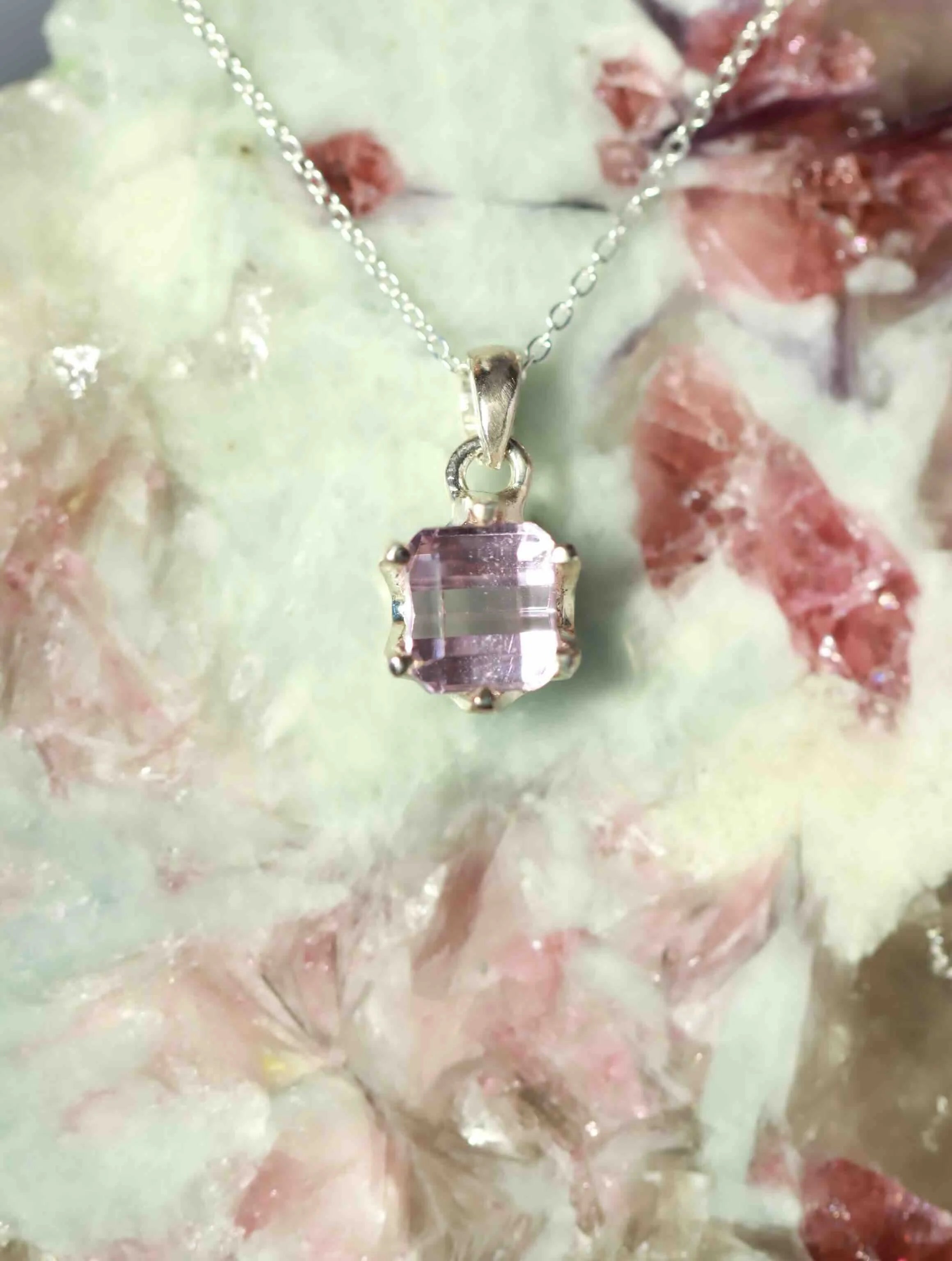 Pendentif Kunzite & Argent 925 | Pierre pour vaincre ses peurs & son chagrin | SOLYA | Boutique de bijoux, cristaux & minéraux | Eshop de pierres éthiques & naturelles en Belgique