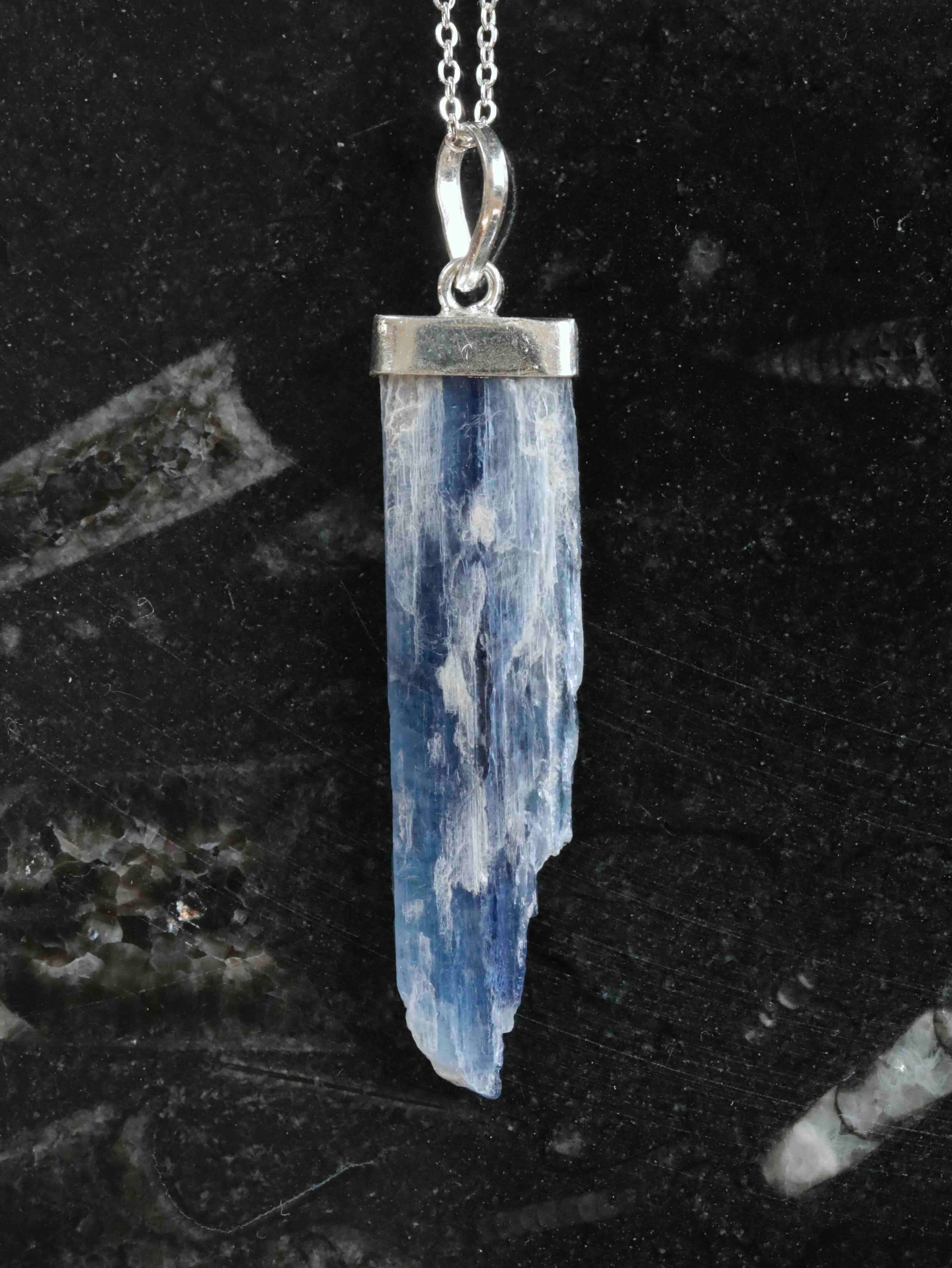 Pendentif Kyanite et Argent 925 | Pierre pour se connecter a son intuition et a sa sagesse | SOLYA | Pierres ethiques et naturelles en Belgique | Bijoux, cristaux et mineraux