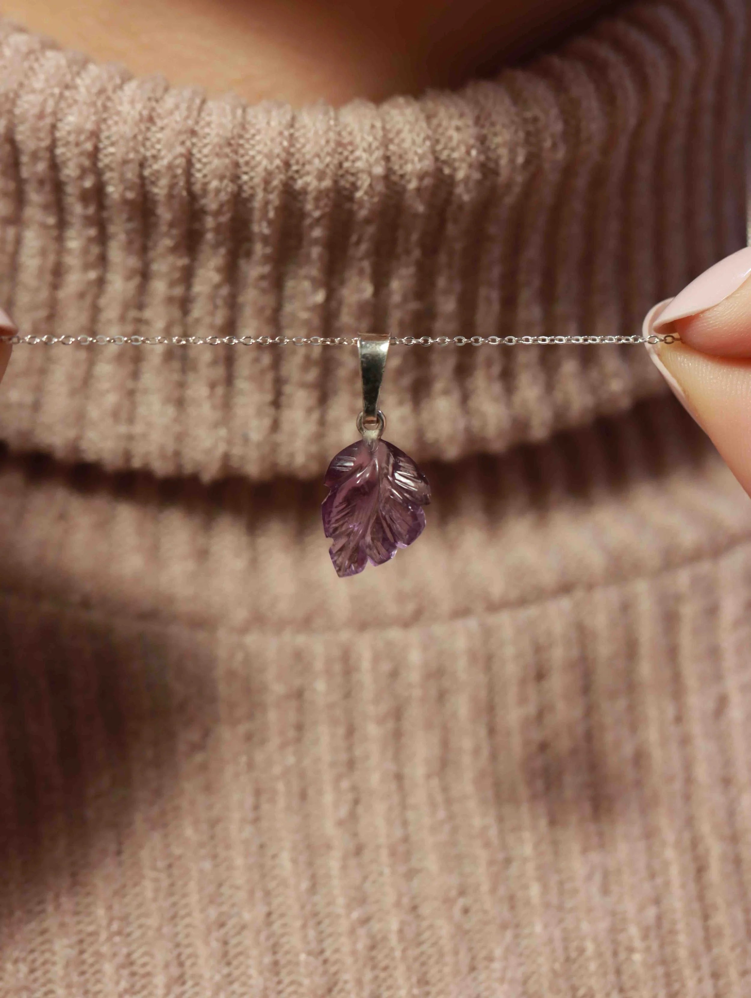 Pendentif Plume Amethyste & Argent 925 | Pierre pour la détente & la reconnection à son savoir | SOLYA | Bijoux, pierres, cristaux & minéraux en Belgique | Ethique et naturelles