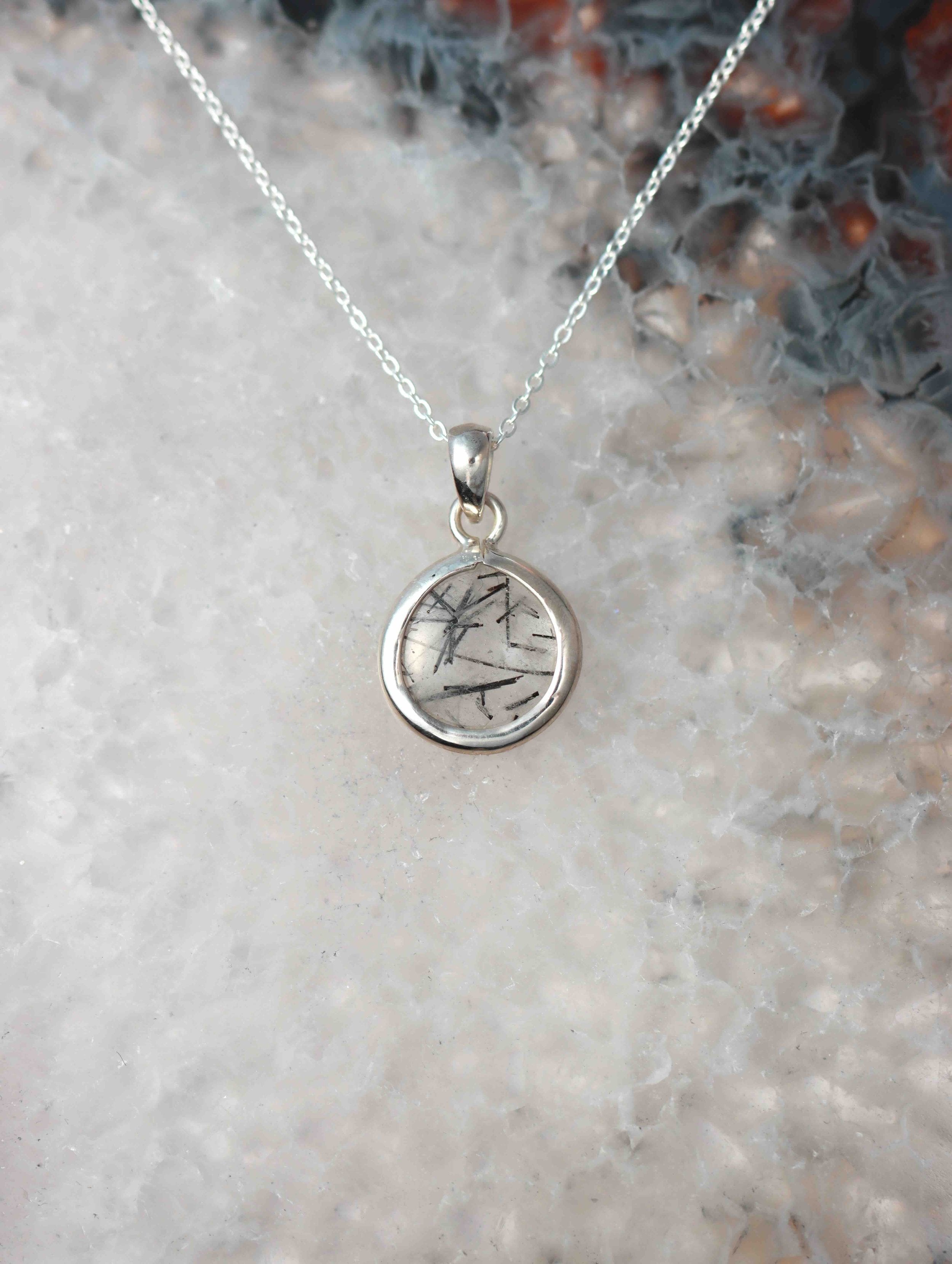 Pendentif Quartz à Tourmaline & Argent 925 | Pierre pour ne plus s'autolimiter | SOLYA | Eshop de bijoux, cristaux & minéraux | Magasin de pierres éthiques & naturelles en Belgique