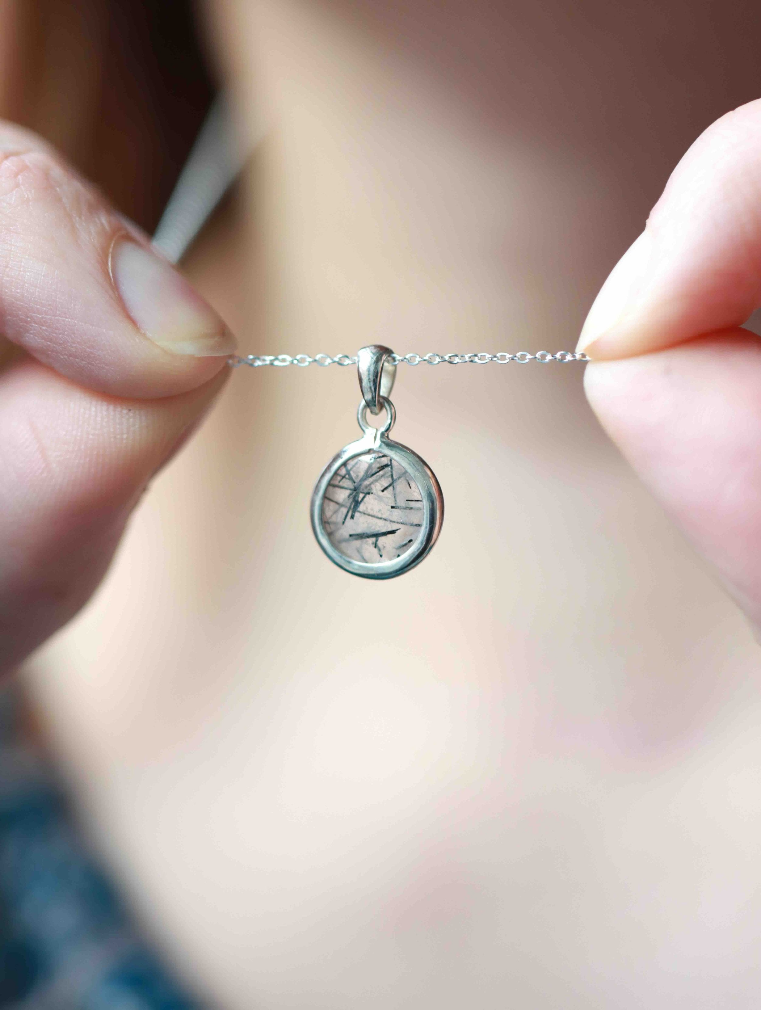 Pendentif Quartz à Tourmaline & Argent 925 | Pierre pour ne plus s'autolimiter | SOLYA | Eshop de bijoux, cristaux & minéraux | Magasin de pierres éthiques & naturelles en Belgique