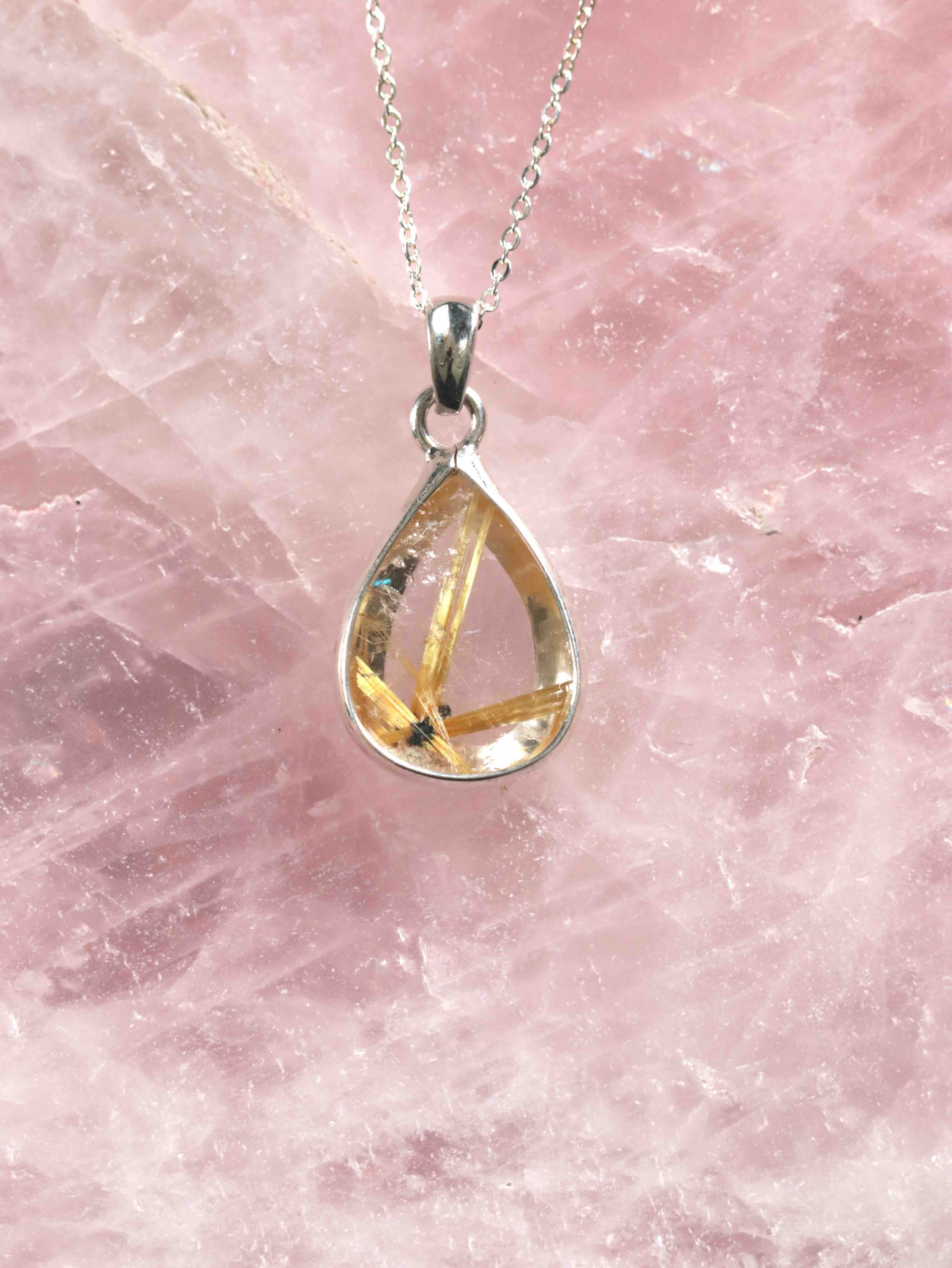 Pendentif Quartz étoile de Rutile avec cœur en Hématite & Argent 925 - Pierre pour la quiétude régénérante - Boutique de bijoux, cristaux et mineraux en Belgique