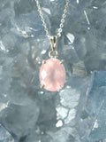 Pendentif Quartz rose & Argent 925 - Pierre pour l'Amour & la douceur - SOLYA - Bijoux, Cristaux et mineraux en Belgique - Boutique de pierres naturelles et ethiques