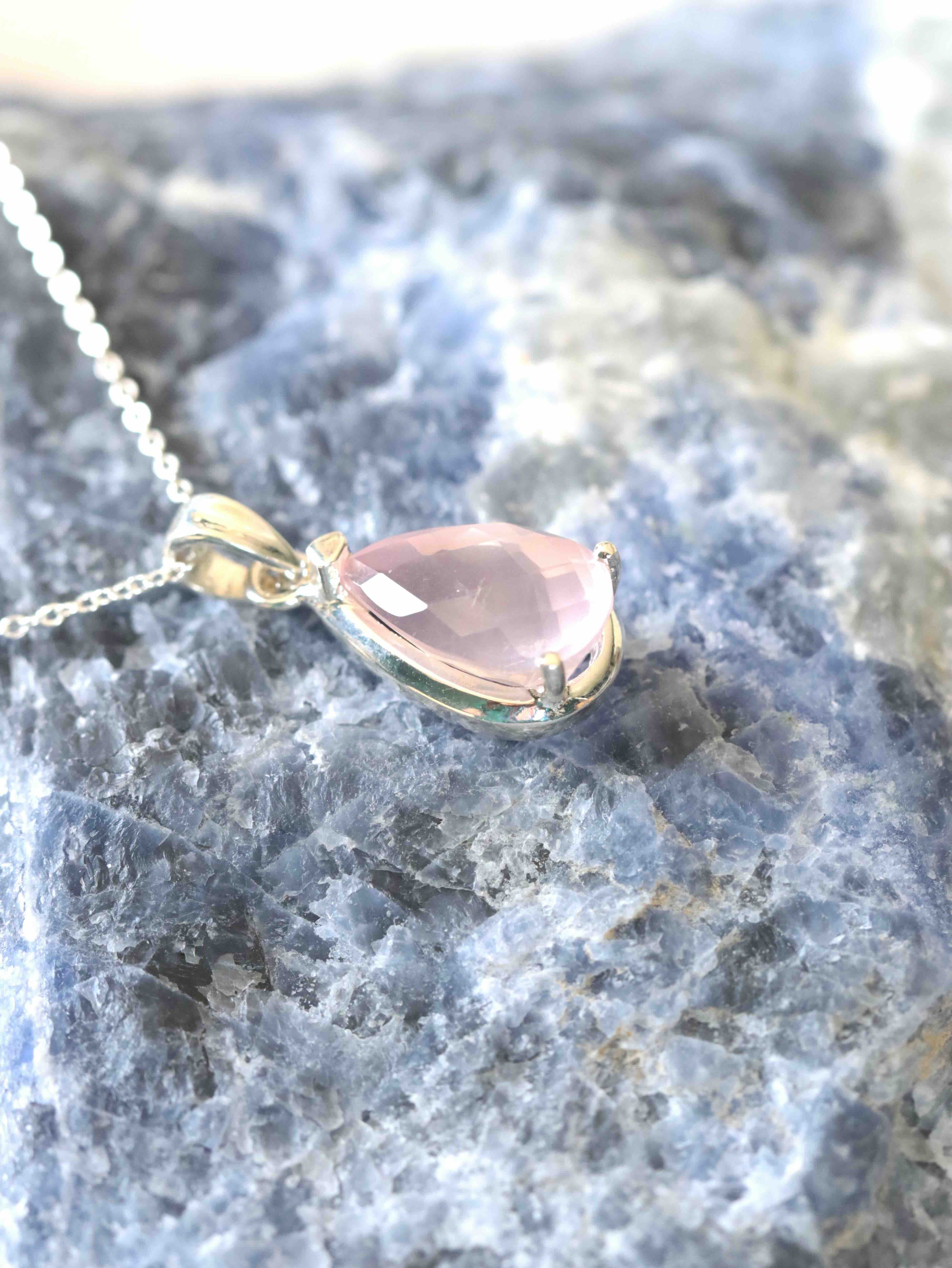 Pendentif Quartz rose goutte du Brésil & Argent 925 - Pierre pour l'Amour & la douceur - SOLYA - Bijoux, Cristaux et mineraux en Belgique - Boutique de pierres naturelles et ethiques