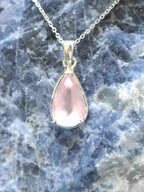 Pendentif Quartz rose goutte du Brésil & Argent 925 - Pierre pour l'Amour & la douceur - SOLYA - Bijoux, Cristaux et mineraux en Belgique - Boutique de pierres naturelles et ethiques